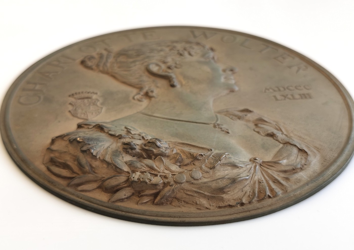 博洋堂世界钱币拍卖第056期（全场包邮） 奥地利1893年大铜章戏剧女明星夏洛特·沃尔特（雕刻家Carl Waschmann作品，146mm，210克，罕见品种，尺寸巨大，服饰华丽精美，肖像栩栩如生。夏洛特·沃尔特肖像左侧是她的丈夫德·格拉斯伯爵的家族纹章。夏洛特·沃尔特（Charlotte Wolter，1834-1897年）是奥地利女演员，维多利亚时代最伟大的悲剧演员之一，她饰演过美狄亚、萨福（Sappho，希腊女诗人）、麦克白夫人、