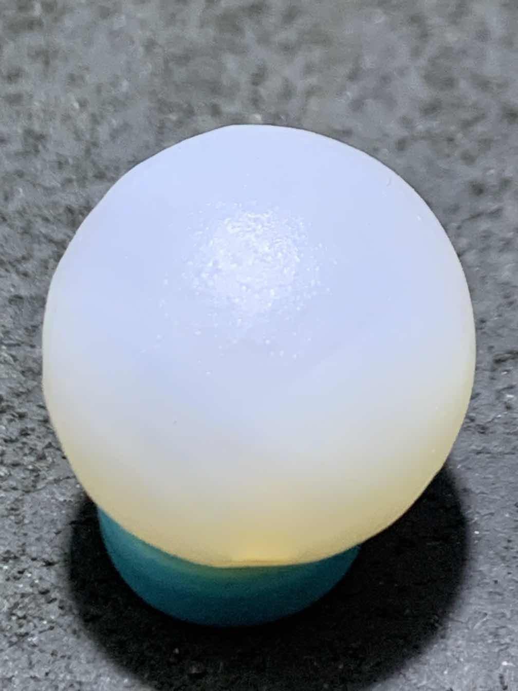 精美高玉化亚光海洋玉髓手工俏色巧雕鹦鹉随形圆珠一个！