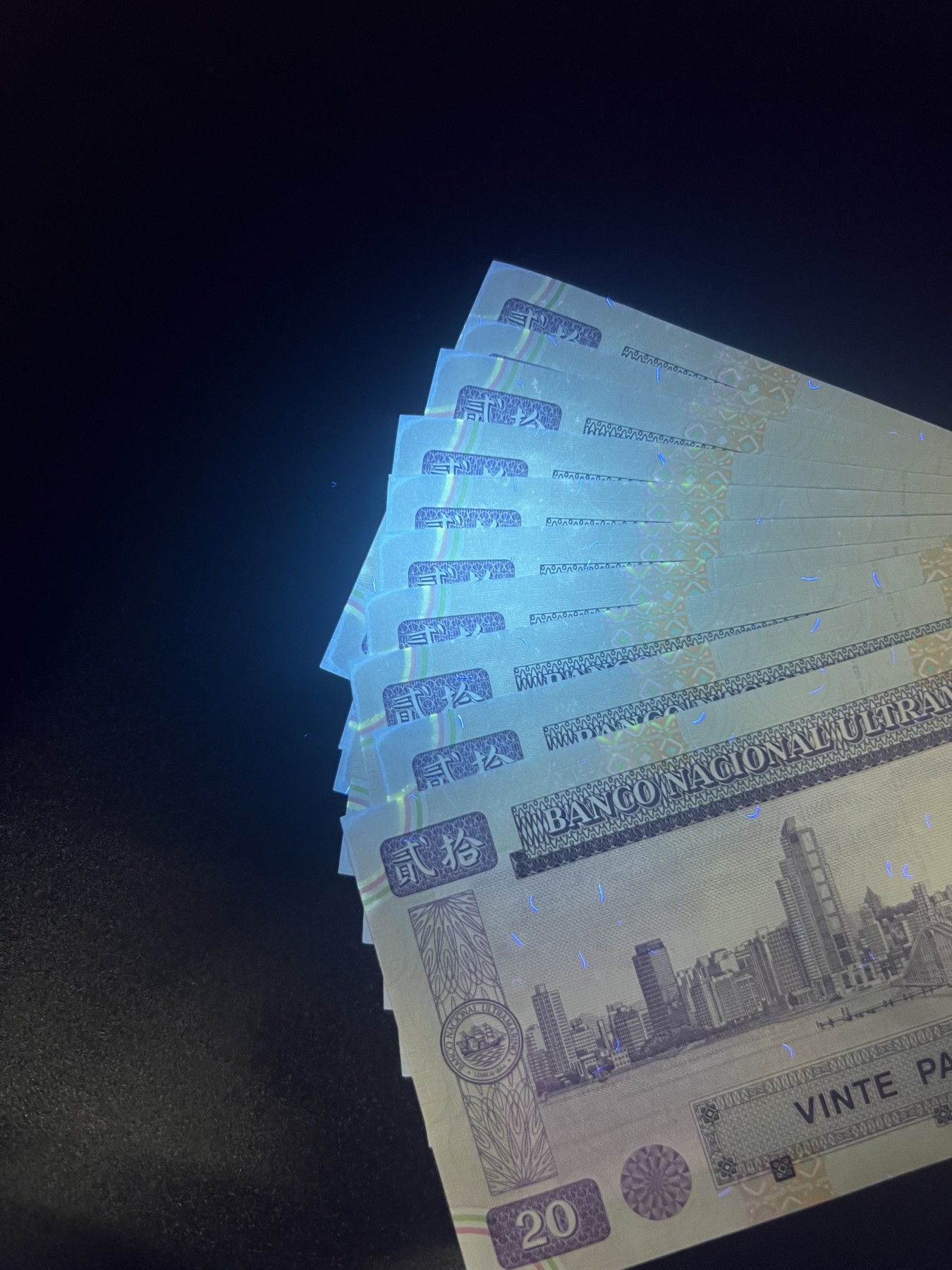 🌗乐淘淘世界纸币拍卖 第34期🌓 澳门1996年纸币十张 贰拾圓 凤凰钞 边缘潮斑 其中一张有折 其余UNC