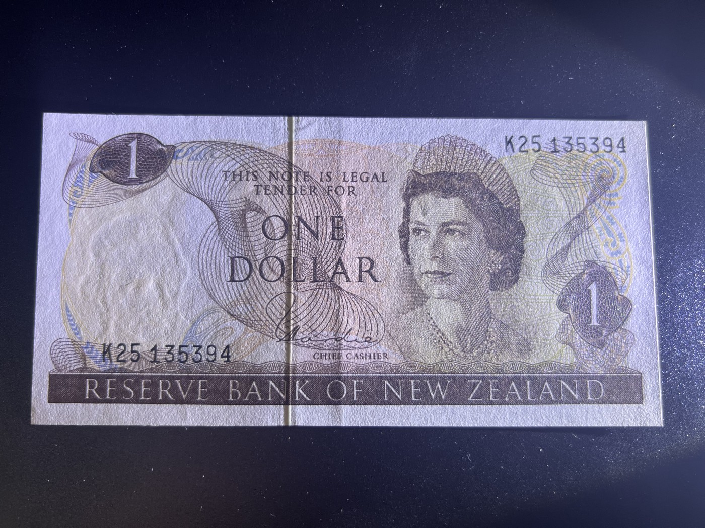 🌗乐淘淘世界纸币拍卖 第34期🌓 【高冠女王钞两张】直布罗陀1988年1镑 全新UNC/新西兰1967（1981）年1元 有中折