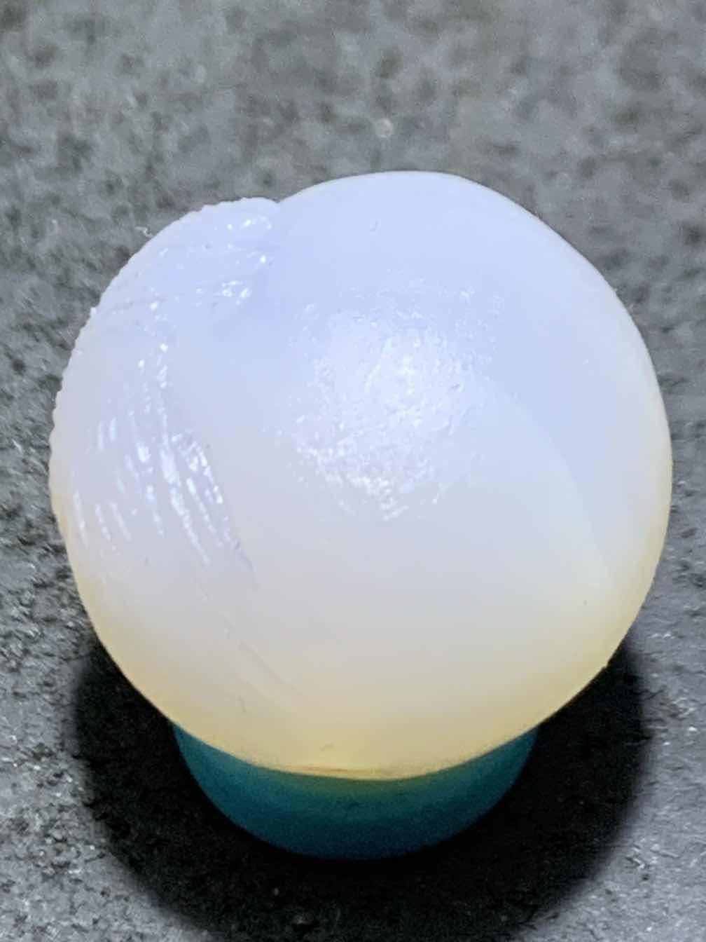 精美高玉化亚光海洋玉髓手工俏色巧雕鹦鹉随形圆珠一个！