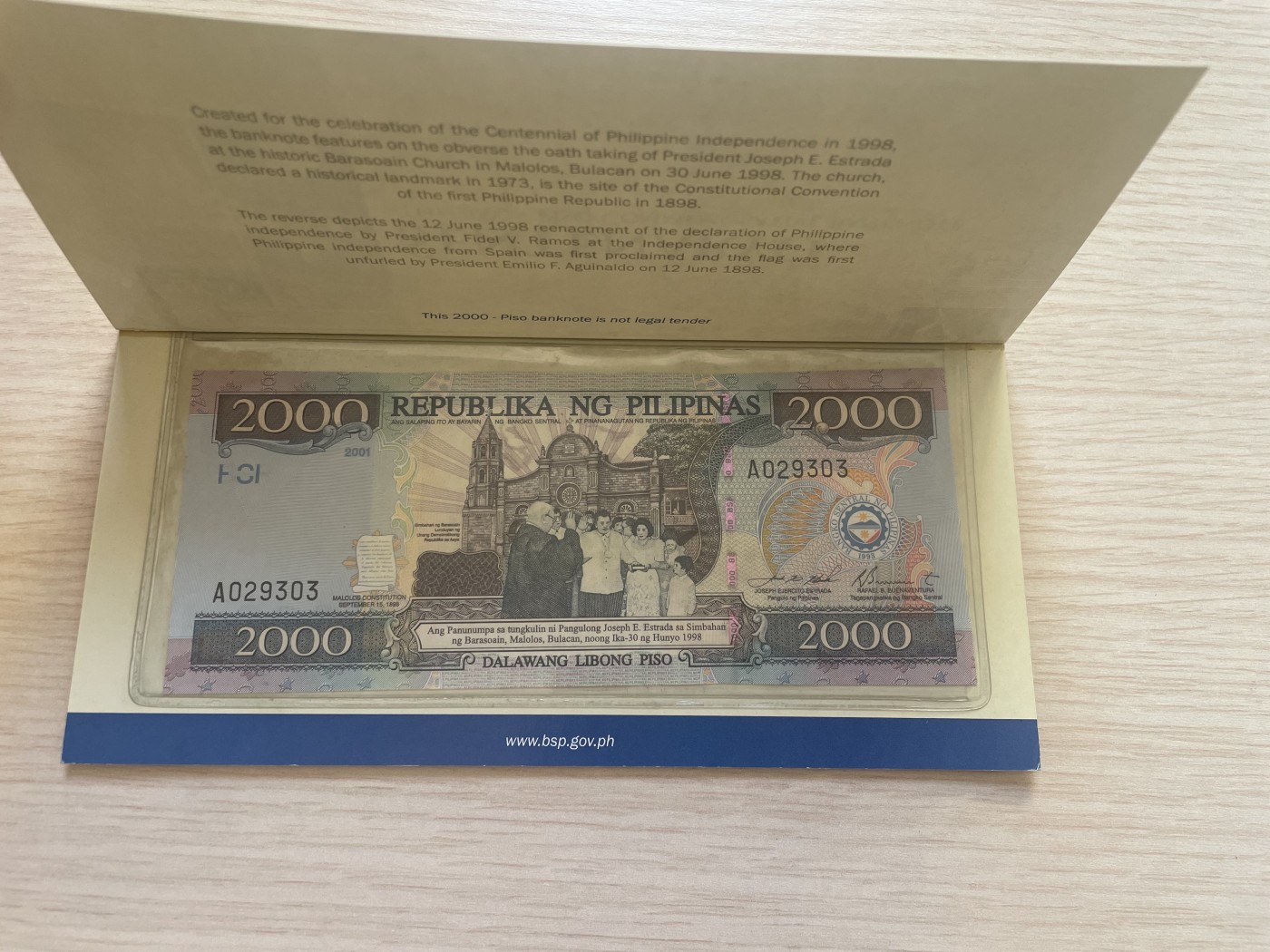 🌗乐淘淘世界纸币拍卖 第34期🌓 【A029303】菲律宾2001年纸币 2000比索 纪念钞 无47 原装册