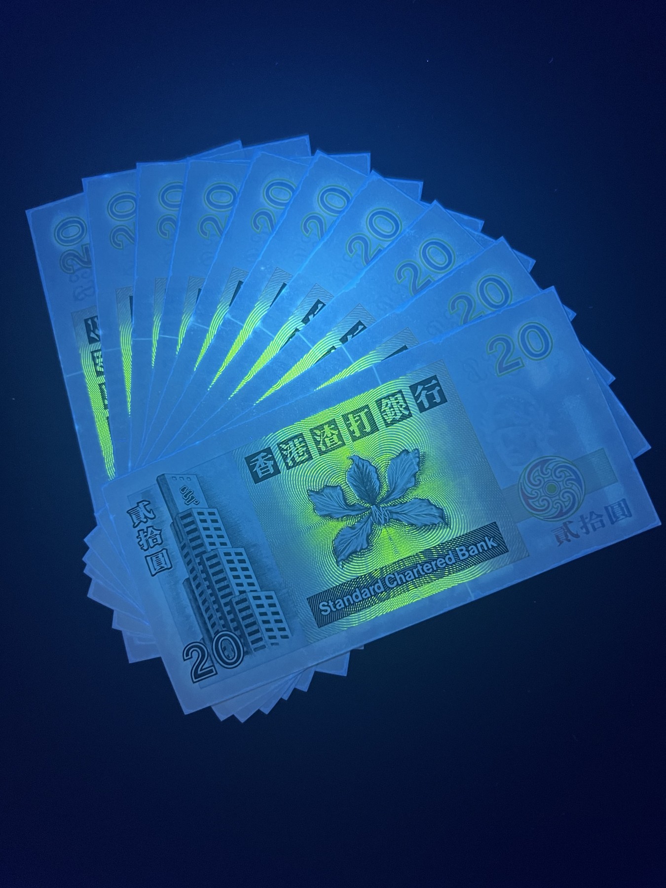 🌗乐淘淘世界纸币拍卖 第34期🌓 香港1999年纸币十张 贰拾圓 渣打银行 有捆印 边缘潮斑 UNC