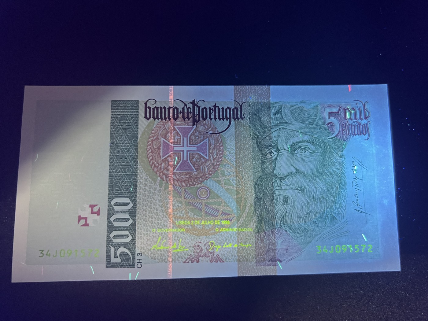 🌗乐淘淘世界纸币拍卖 第34期🌓 【34J091572】葡萄牙1998年纸币 5000埃斯库多 乱蛇号 轻微荧光 UNC