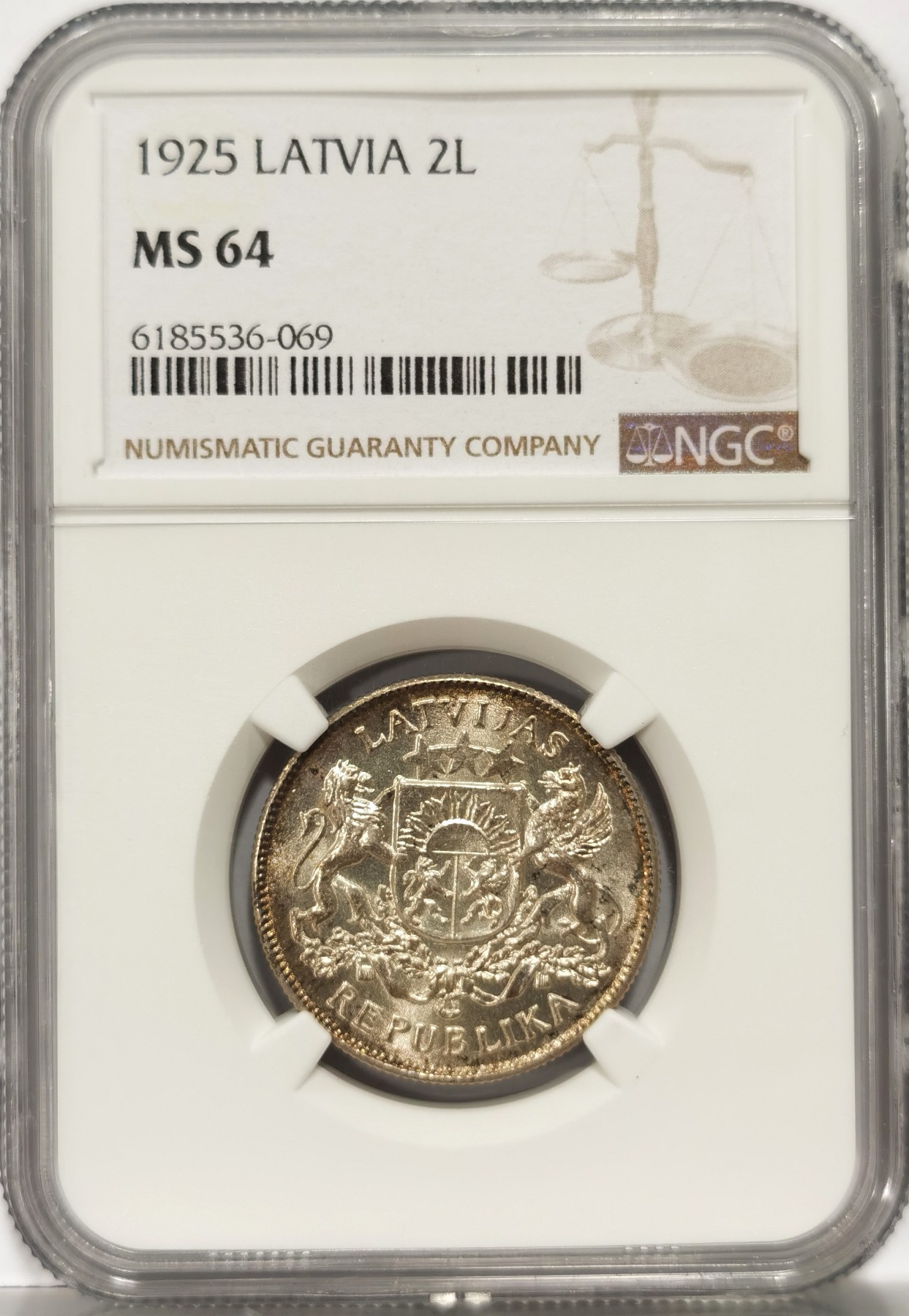 博洋堂世界钱币拍卖第056期（全场包邮） NGC MS64 拉脱维亚1925年2L银币，底板转光强烈，正反两面阴阳五彩包浆视觉效果震撼，外拍大涨品种，难得原光好品值得收藏
