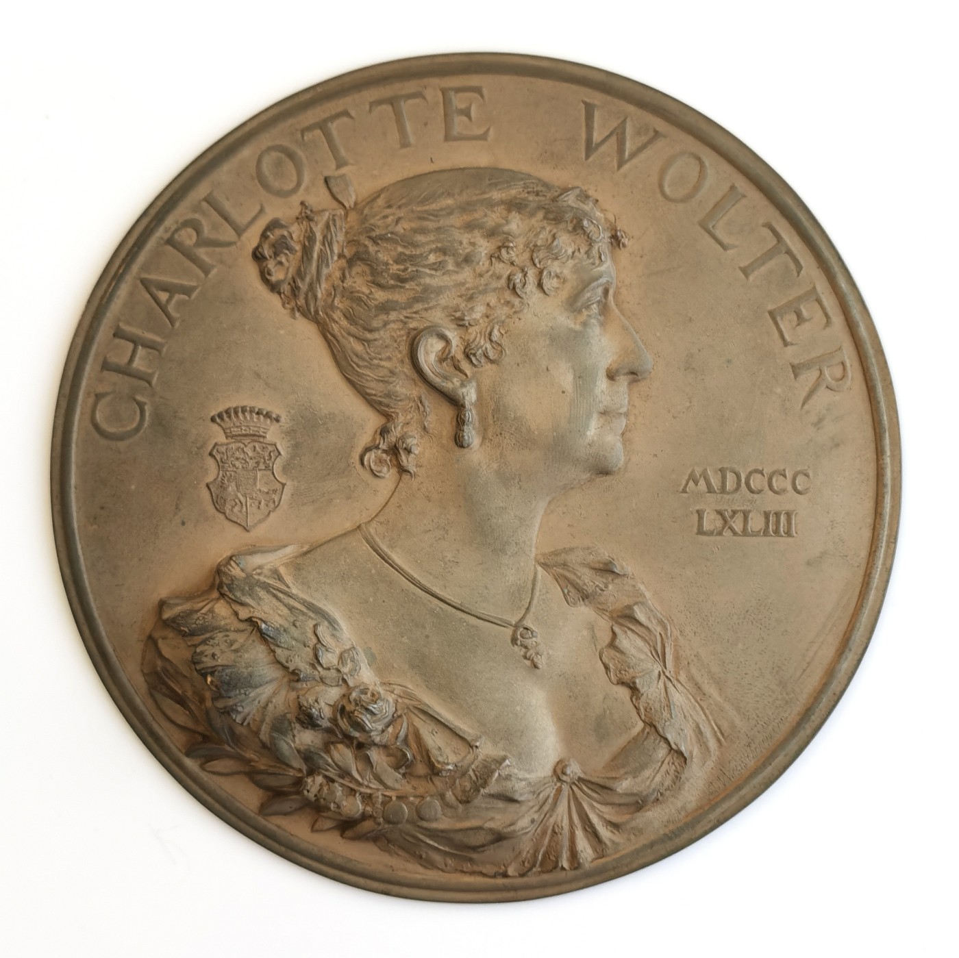 博洋堂世界钱币拍卖第056期（全场包邮） 奥地利1893年大铜章戏剧女明星夏洛特·沃尔特（雕刻家Carl Waschmann作品，146mm，210克，罕见品种，尺寸巨大，服饰华丽精美，肖像栩栩如生。夏洛特·沃尔特肖像左侧是她的丈夫德·格拉斯伯爵的家族纹章。夏洛特·沃尔特（Charlotte Wolter，1834-1897年）是奥地利女演员，维多利亚时代最伟大的悲剧演员之一，她饰演过美狄亚、萨福（Sappho，希腊女诗人）、麦克白夫人、