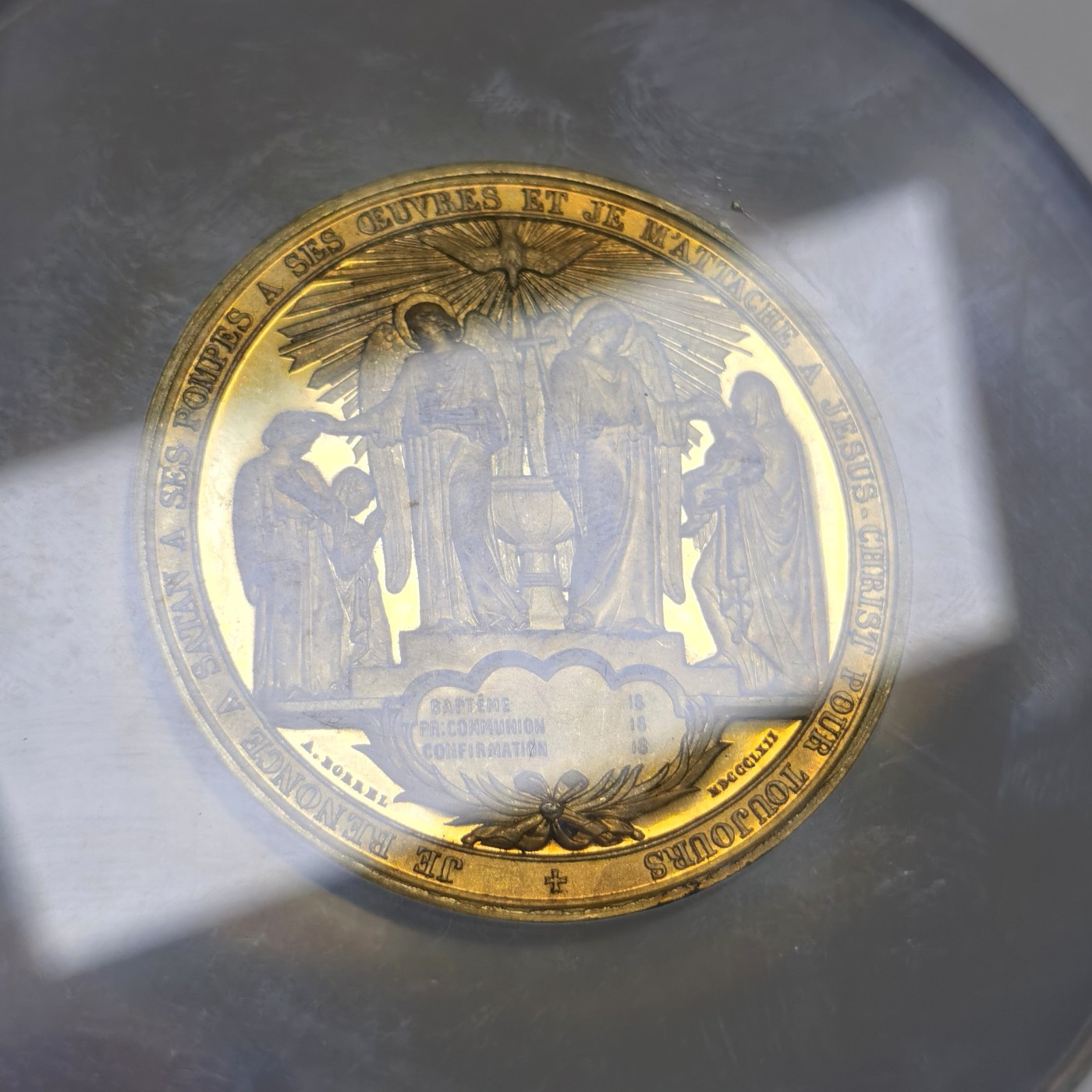 博洋堂世界钱币拍卖第056期（全场包邮） 法国1862年镀金铜章三圣礼纪念NGC MS63（雕刻家A. Borrel作品，51mm，比较少见的圣礼纪念章，未刻字。正面下方的留白处是用来镌刻本人姓名的；背面下方左侧写的是洗礼、初次圣礼和坚振礼这三个圣礼的名称，而右侧留白是用来镌刻本人接受这三次圣礼的具体年份。）