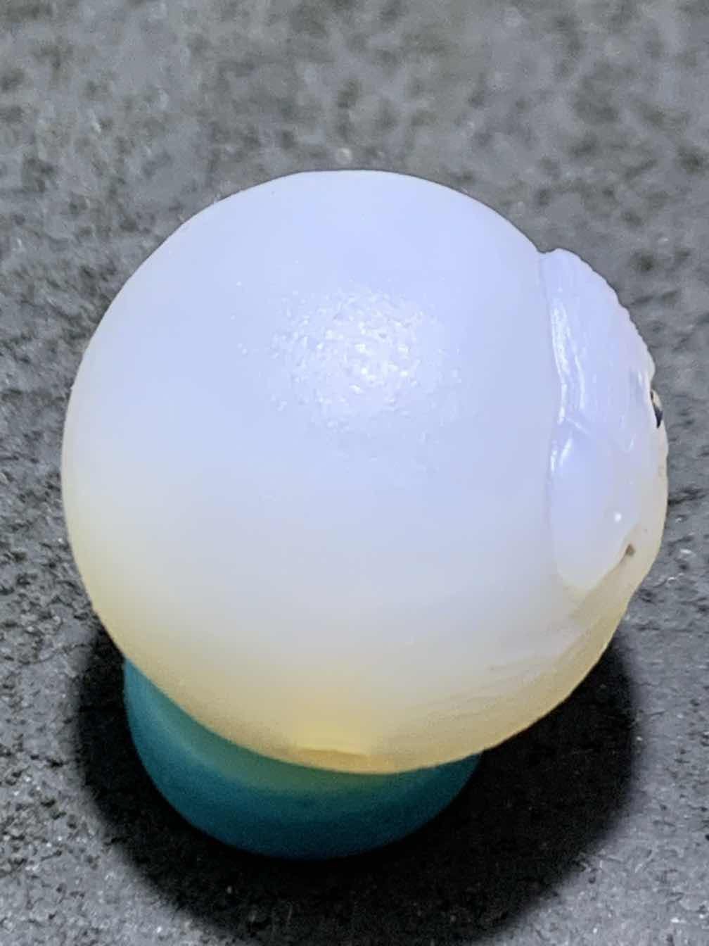 精美高玉化亚光海洋玉髓手工俏色巧雕鹦鹉随形圆珠一个！