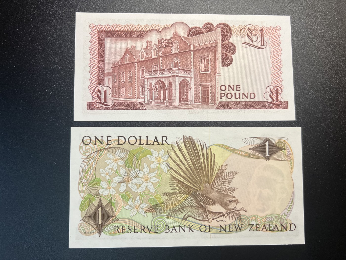 🌗乐淘淘世界纸币拍卖 第34期🌓 【高冠女王钞两张】直布罗陀1988年1镑 全新UNC/新西兰1967（1981）年1元 有中折