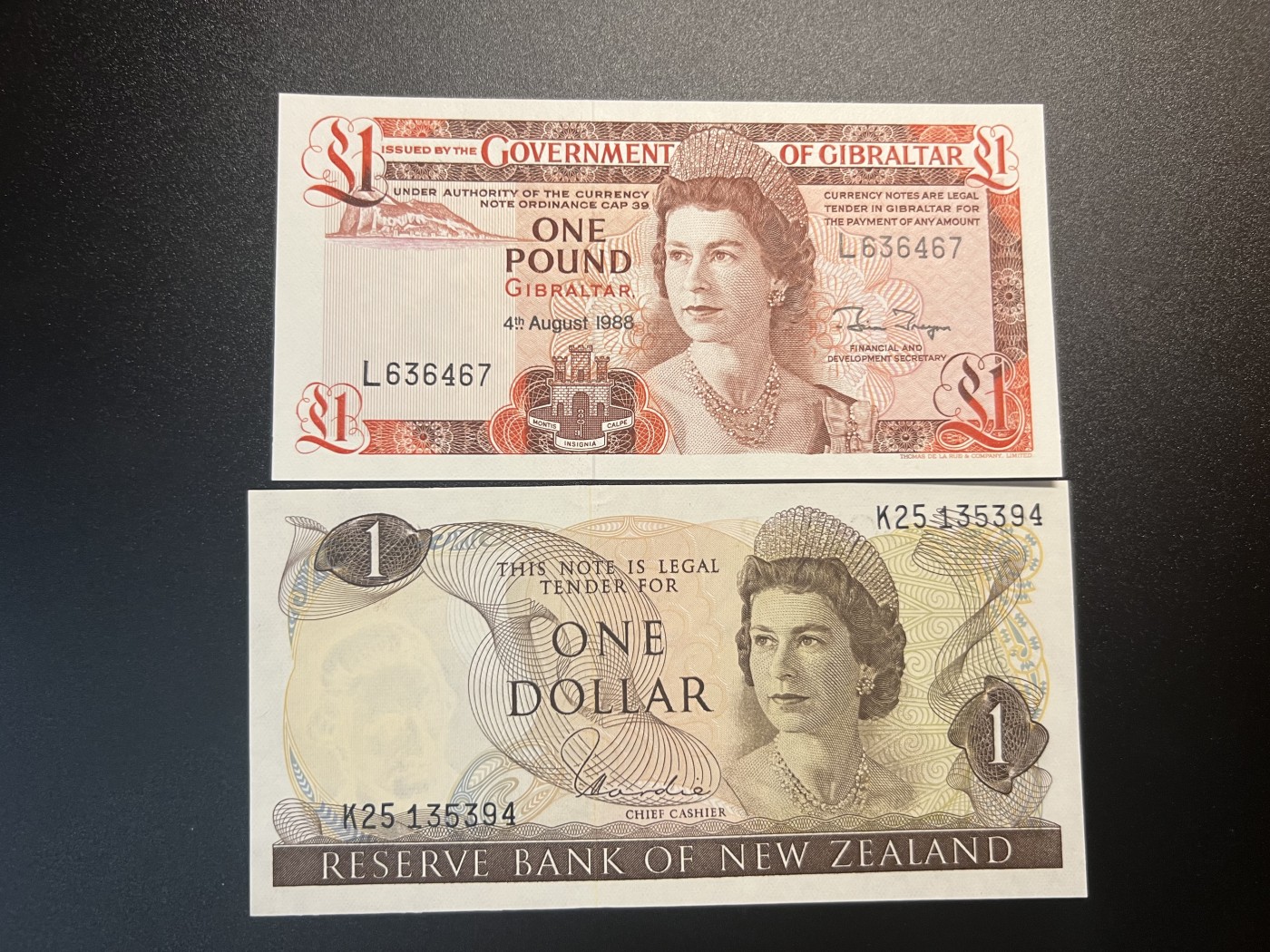 🌗乐淘淘世界纸币拍卖 第34期🌓 【高冠女王钞两张】直布罗陀1988年1镑 全新UNC/新西兰1967（1981）年1元 有中折