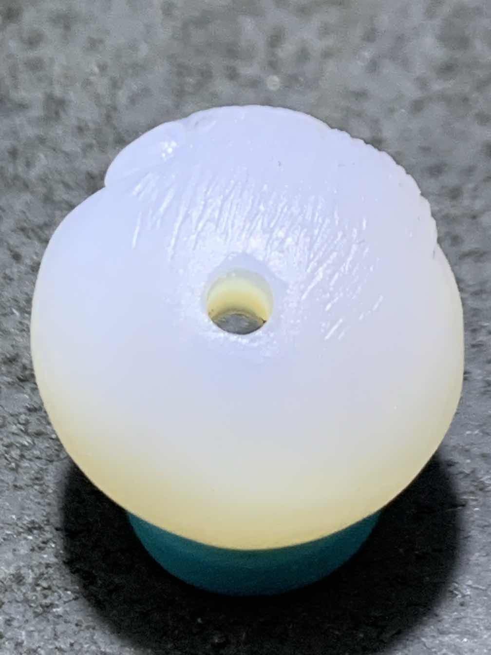 精美高玉化亚光海洋玉髓手工俏色巧雕鹦鹉随形圆珠一个！