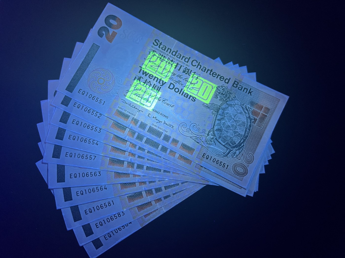 🌗乐淘淘世界纸币拍卖 第34期🌓 香港1999年纸币十张 贰拾圓 渣打银行 有捆印 边缘潮斑 UNC