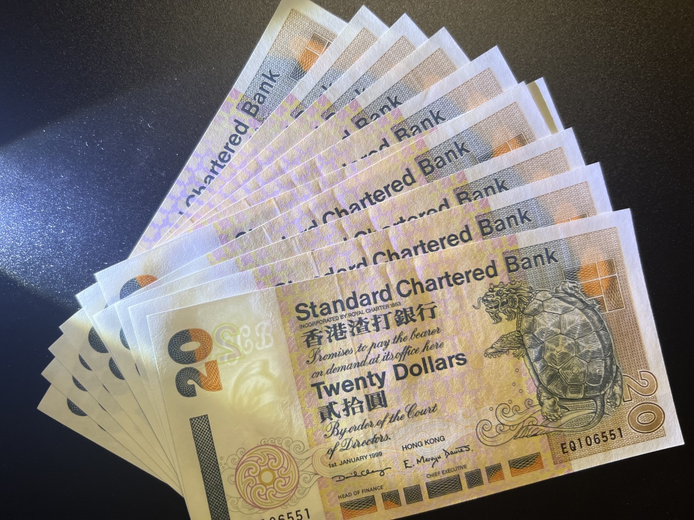🌗乐淘淘世界纸币拍卖 第34期🌓 香港1999年纸币十张 贰拾圓 渣打银行 有捆印 边缘潮斑 UNC