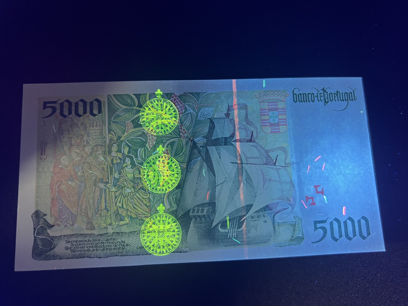 🌗乐淘淘世界纸币拍卖 第34期🌓 【34J091572】葡萄牙1998年纸币 5000埃斯库多 乱蛇号 轻微荧光 UNC