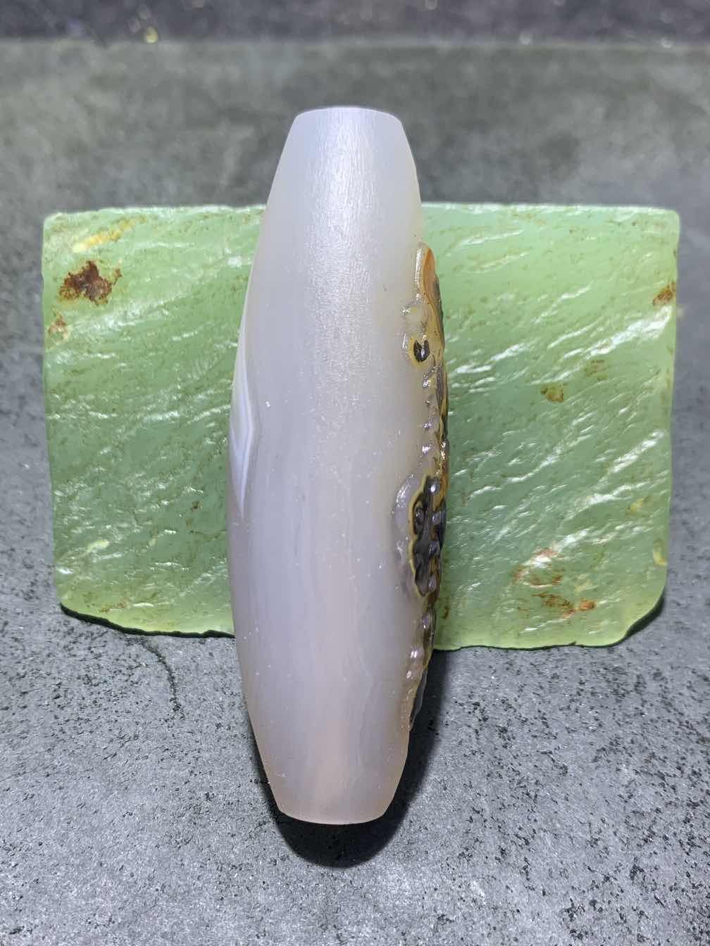 精美亚光高玉化巴西玛瑙手工俏色巧雕如意毛毛虫大桶珠一个