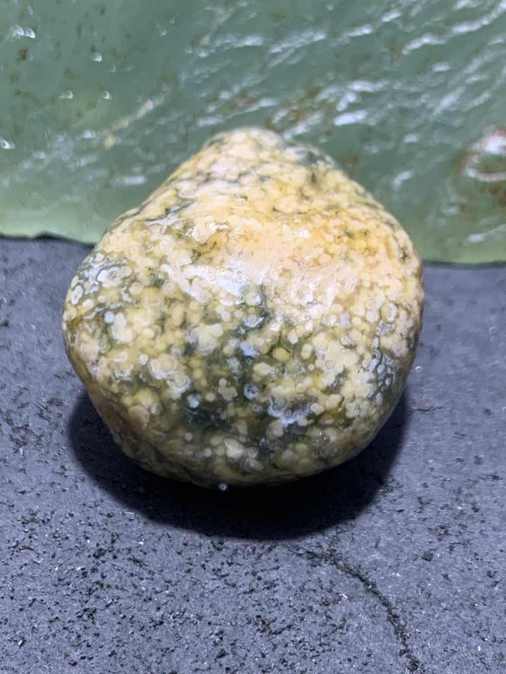 精美戈壁高玉化双色白绿鱼籽纹筋脉石原石一颗，