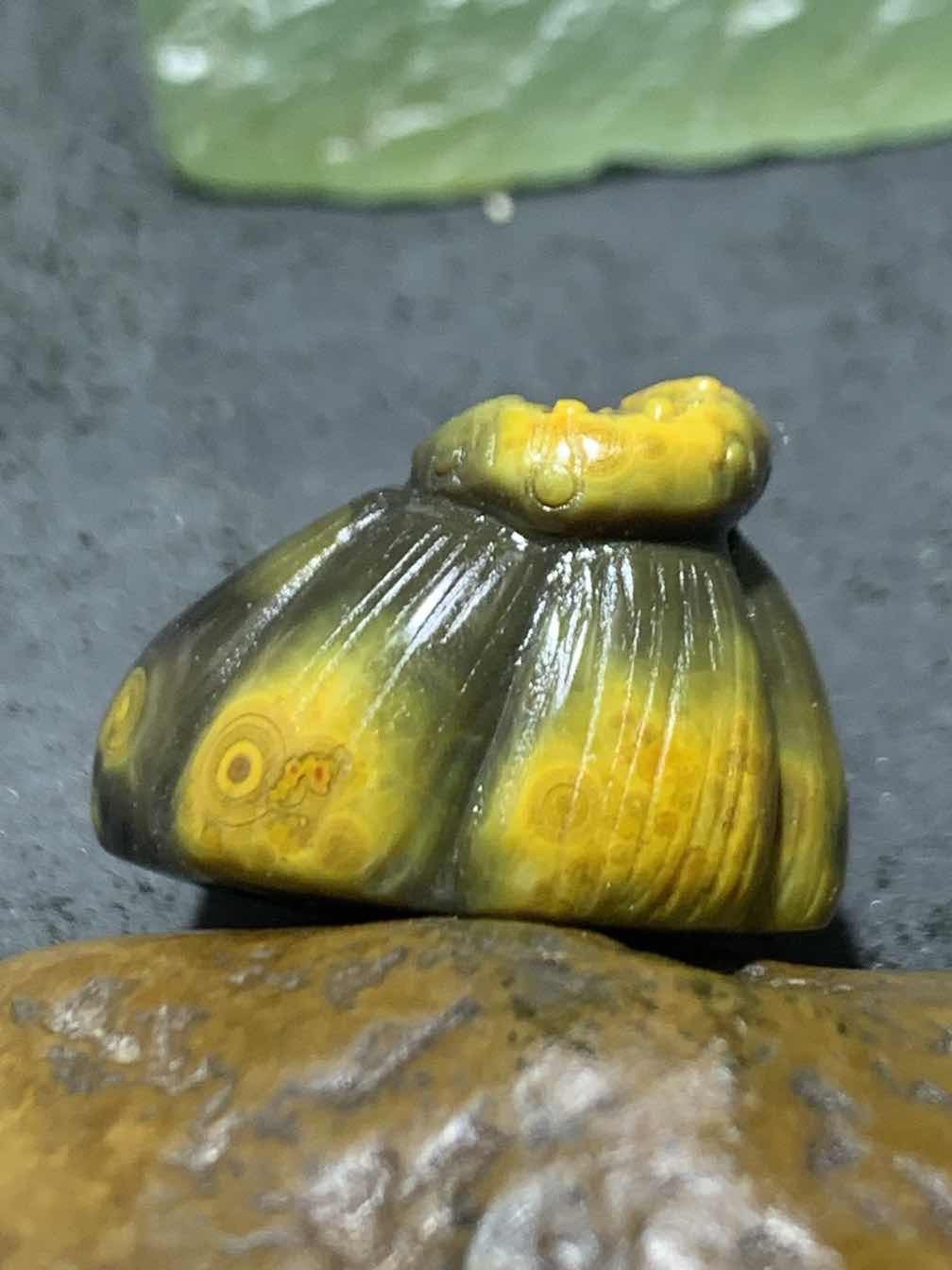 精美战国红玛瑙手工雕刻莲蓬吊坠一个，寓意：多子多福