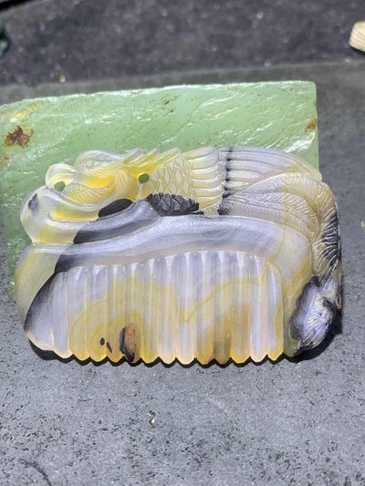 精美亚光高玉化巴西玛瑙手工雕刻凤凰梳形牌子一个， - 精美亚光高玉化巴西玛瑙手工雕刻凤凰梳形牌子一个，