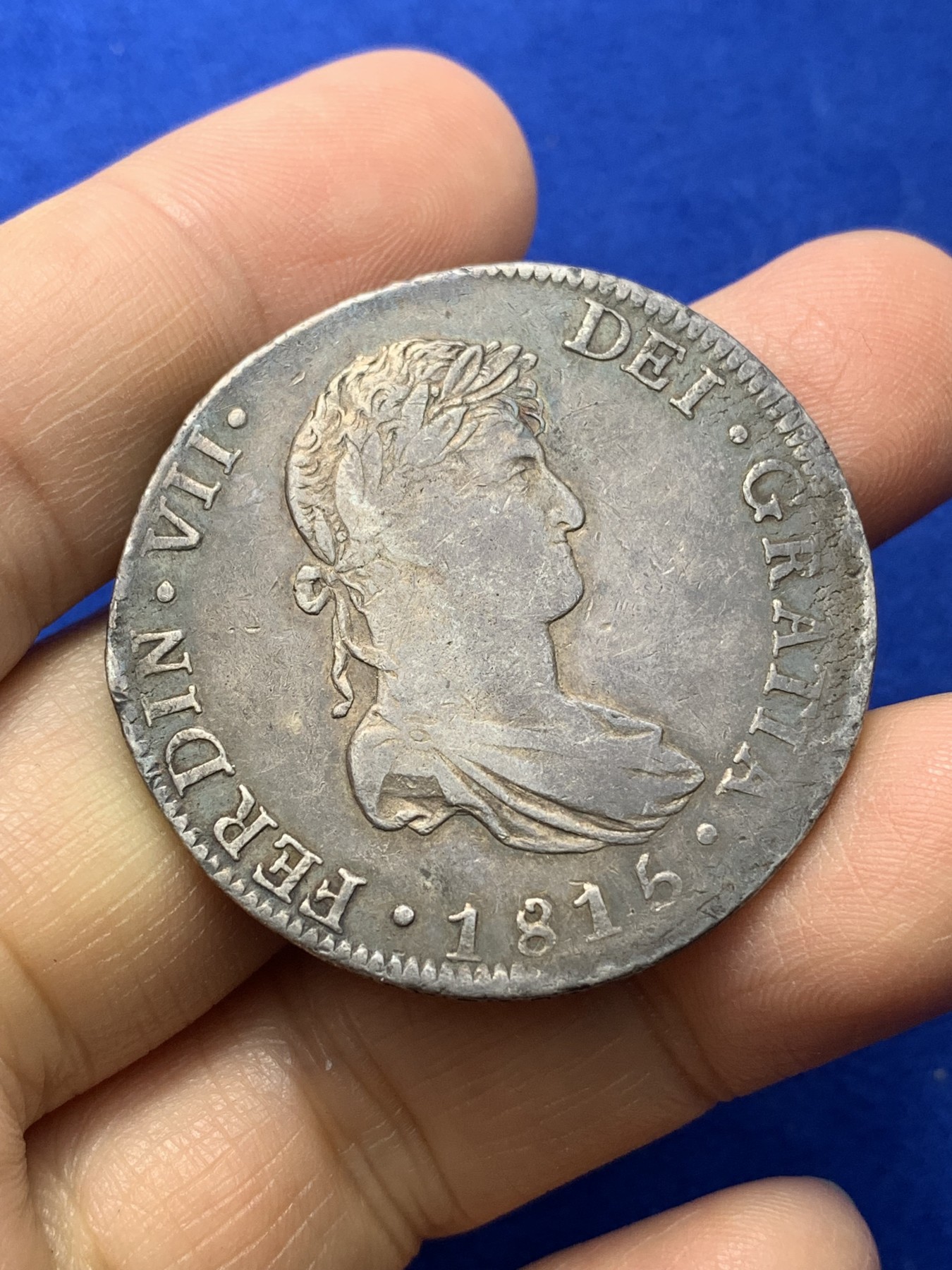 《竞宝斋》第224场-周日，周一，周二 3场 (全场包邮) 墨西哥1815年斐迪南七世双柱银币 原味带彩 细节见图