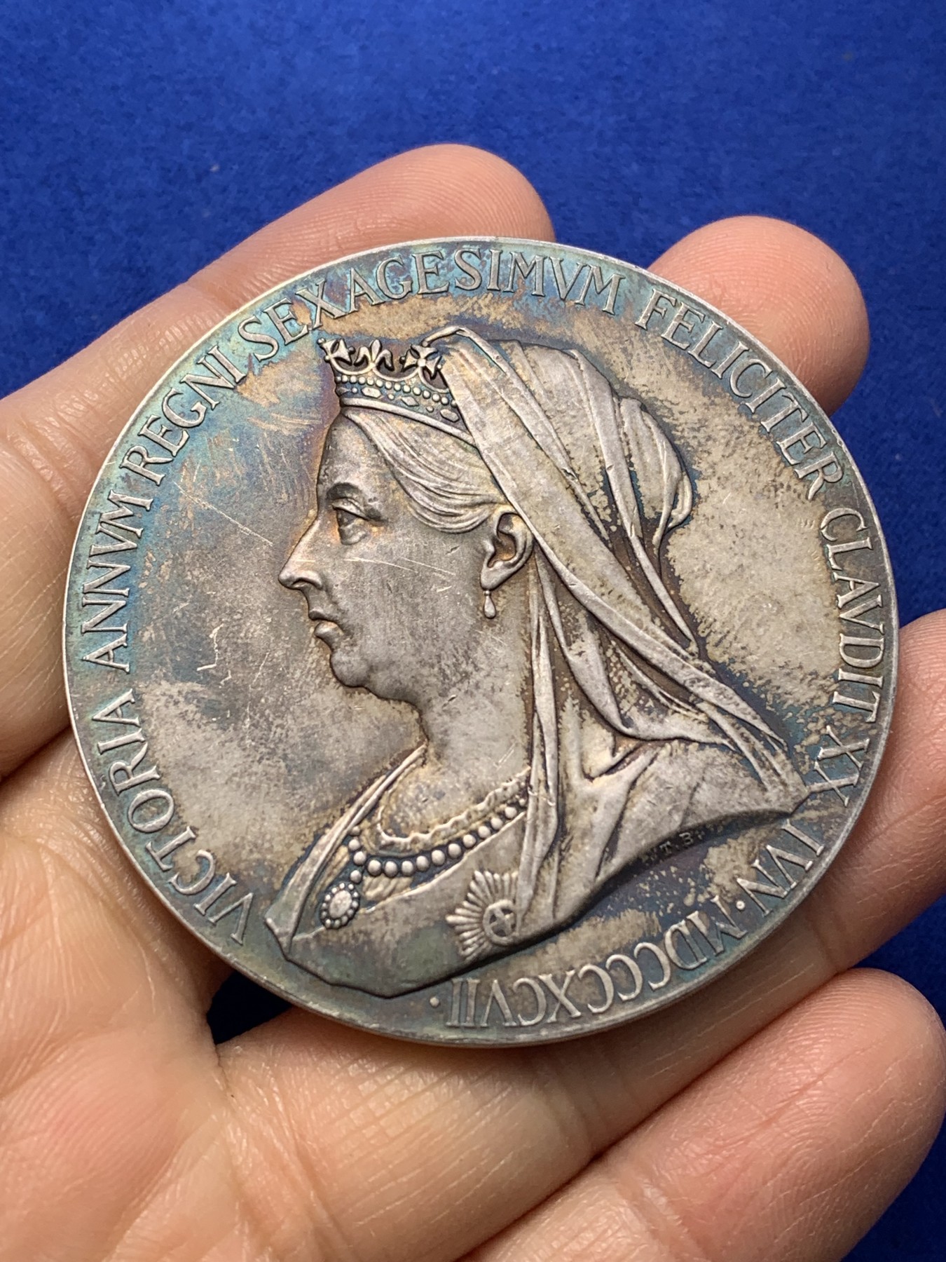 《竞宝斋》第224场-周日，周一，周二 3场 (全场包邮) 英国1897年维多利亚登基60周年纪念大银章 五彩包浆 55.7毫米 84.2克 细节见图