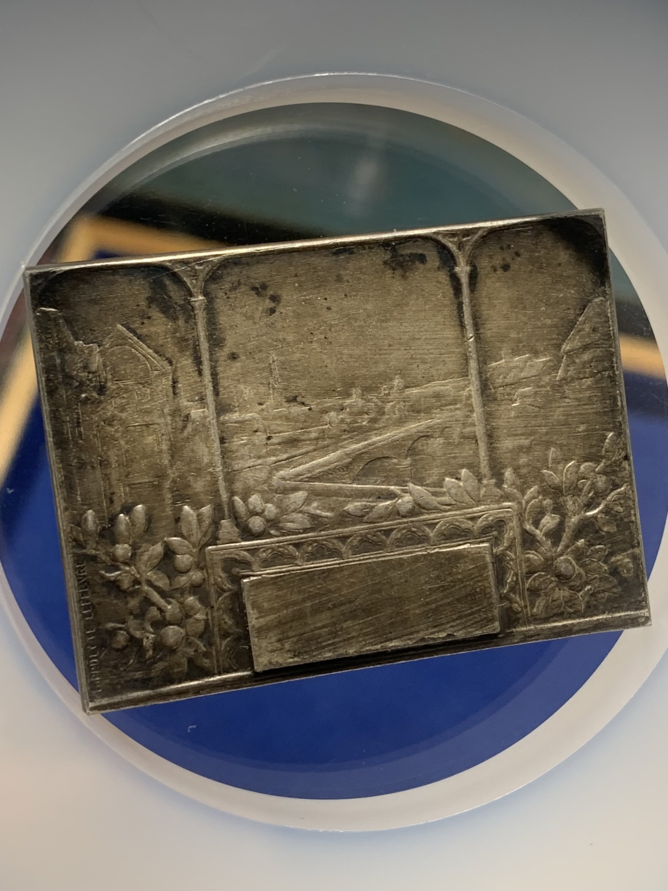 《竞宝斋》第224场-周日，周一，周二 3场 (全场包邮) NGC MS61 法国 鲁昂市 镀银通常 1900前后 莱斐伏尔 作品 梅拉德夫人静坐在塞纳河边 背面为三联城市景观图 44克 37X50mm 非常好