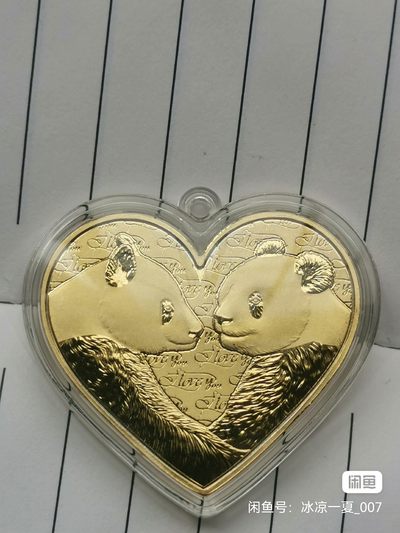 综合藏品场.喜欢出价就得！无套路无托.诚信惠友交友！自动快拍. 熊猫情人节镀金塑封纪念章直径40MM全新塑封 5枚