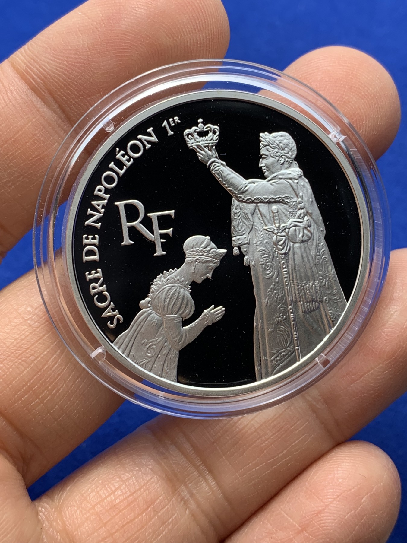 《竞宝斋》第224场-周日，周一，周二 3场 (全场包邮) 法国1993卢浮宫珍藏系列-拿破仑.波拿巴加冕典礼-100法郎精制银币（盒证齐全） 重22.2g 900银 37mm 发行20000枚