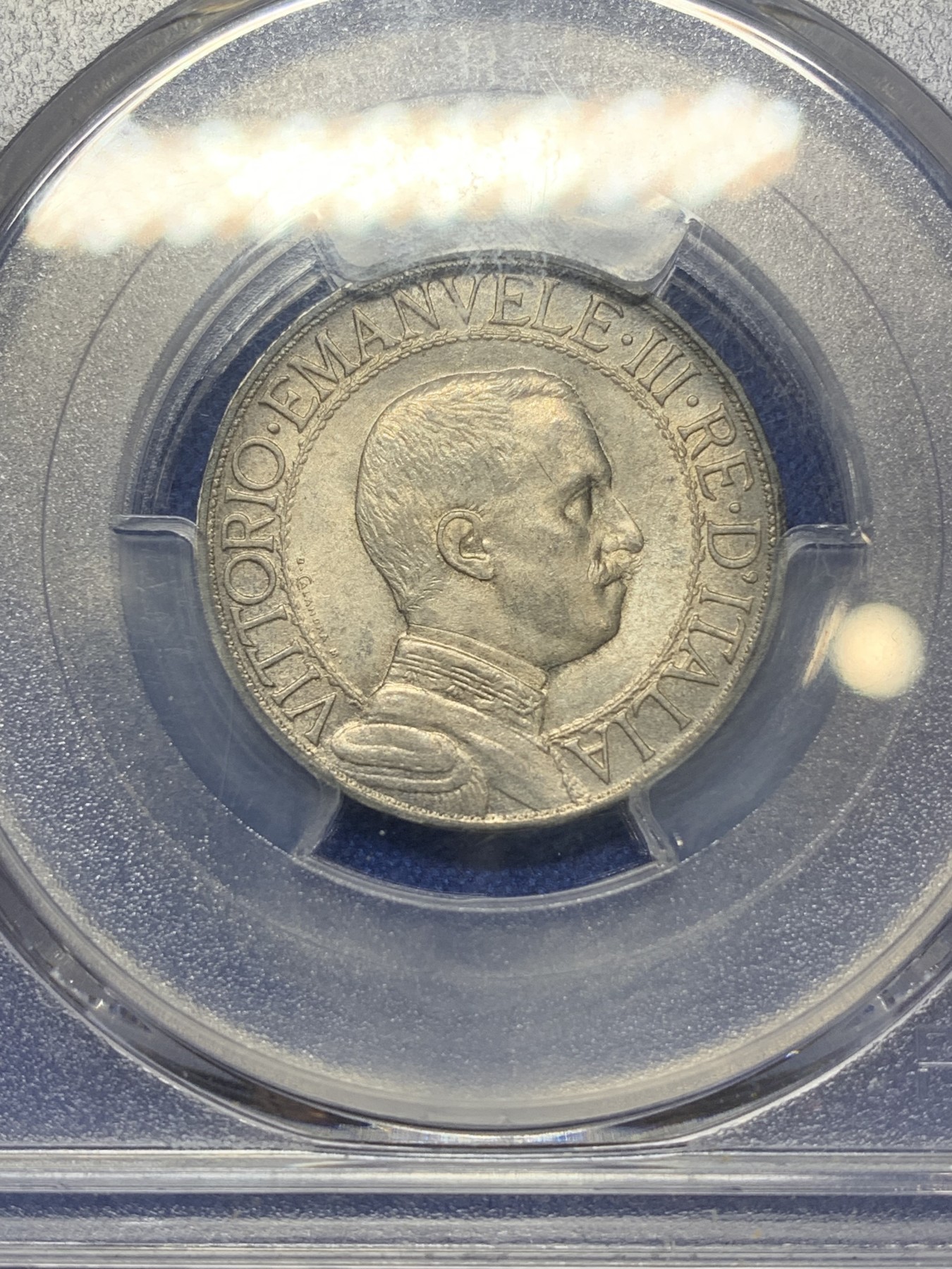 《竞宝斋》第224场-周日，周一，周二 3场 (全场包邮) PCGS-MS63 意大利 1908年伊曼纽尔三世 经典女神四马车 原味灰彩包浆 高品难遇 当前分数仅一枚 更高分仅4枚 此枚2018年HA拍卖成396美元 收藏级