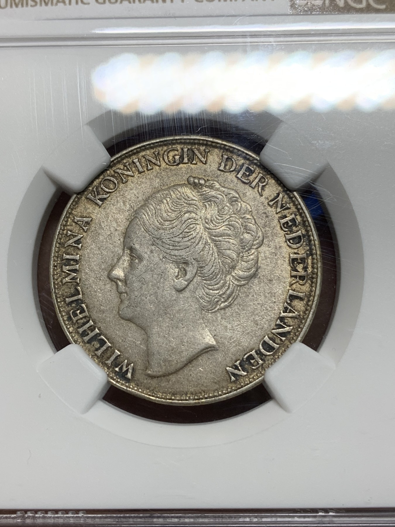 《竞宝斋》第224场-周日，周一，周二 3场 (全场包邮) NGC-AU58 荷兰流亡政府1944年威廉明娜女王1盾银币P版，不是普通的1盾。温润老包浆，58里的顶级状态