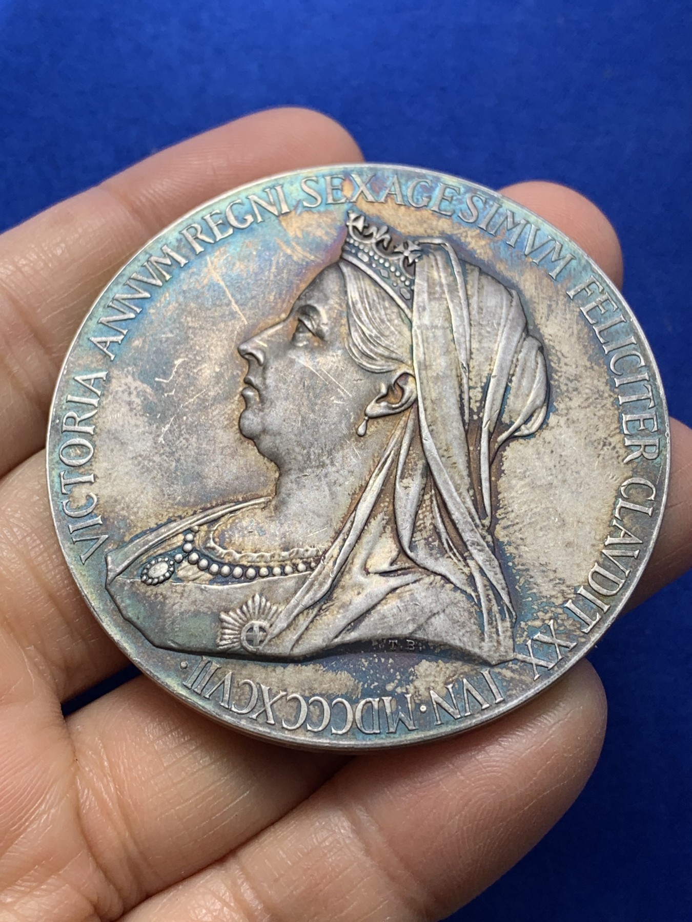 《竞宝斋》第224场-周日，周一，周二 3场 (全场包邮) 英国1897年维多利亚登基60周年纪念大银章 五彩包浆 55.7毫米 84.2克 细节见图