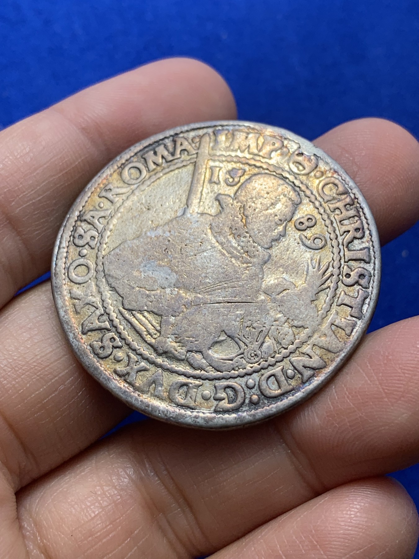 《竞宝斋》第224场-周日，周一，周二 3场 (全场包邮) 德国 1589年 萨克森 持剑武士泰勒大银币 12点处有焊接痕迹 细节见图