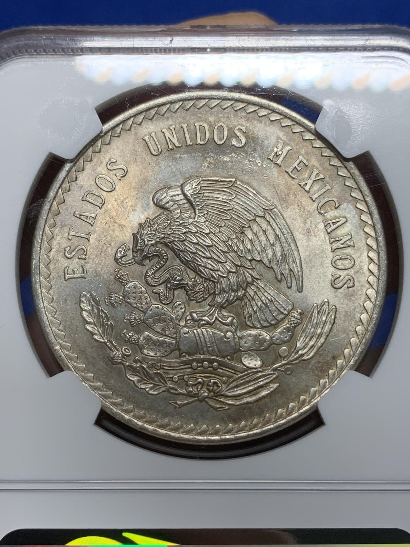 《竞宝斋》第224场-周日，周一，周二 3场 (全场包邮) NGC-MS64 墨西哥1948年玛雅阿兹特克5比索大银币 银光奕奕，包浆非常漂亮，不是一般的白币能比。鹰羽毛打印的根根锋利漂亮，正面人像威武从容。