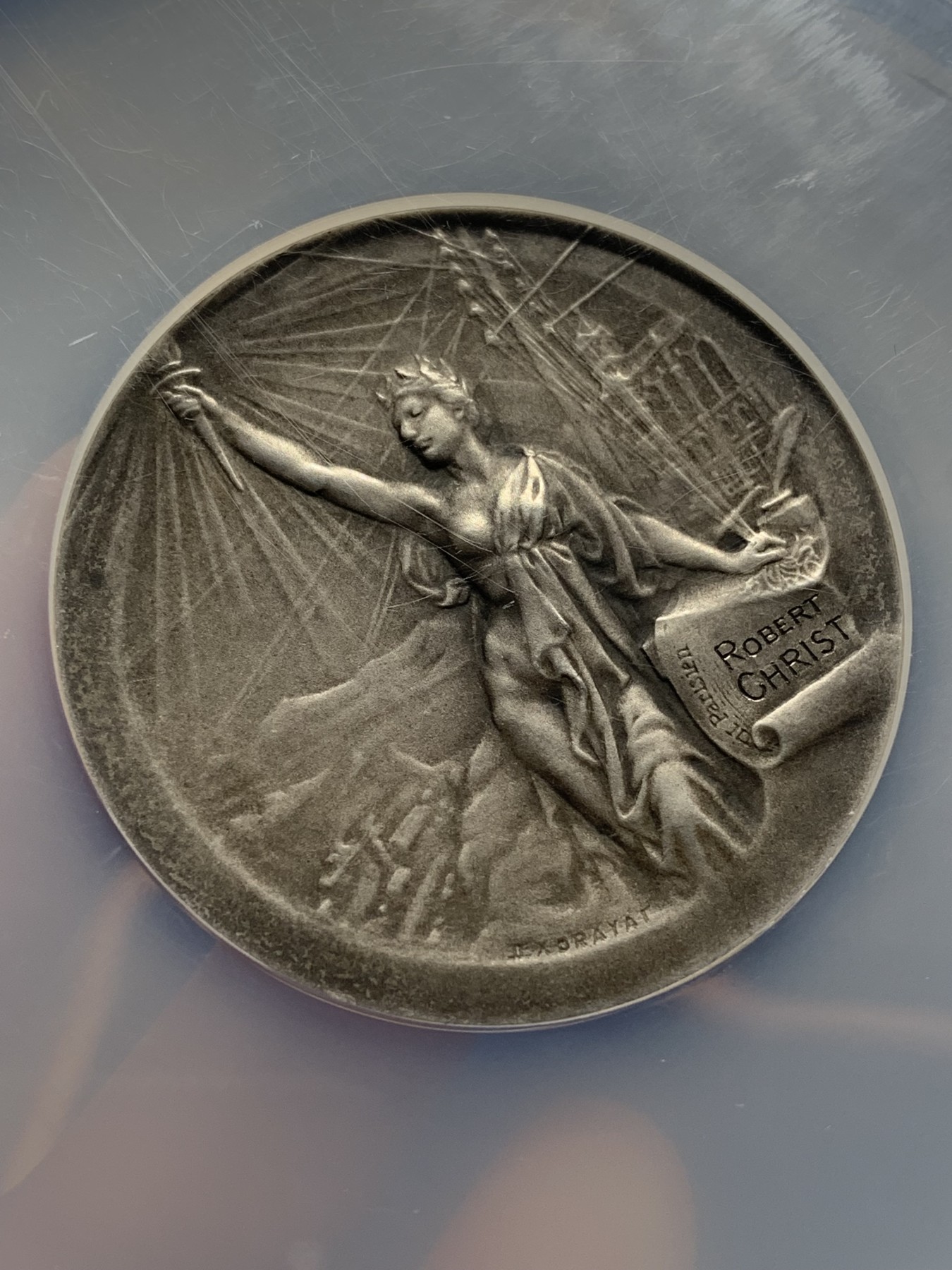 《竞宝斋》第224场-周日，周一，周二 3场 (全场包邮) NGC MS64 法国“小巴黎人”日报大银章，直径50mm，原味老包浆，把章的细节体现的淋漓尽致，前面女神举火炬；后面赫尔墨斯举火炬与女神前后呼应，肌肉线条有力，猪头银边铭，原版后刻字，1950年是后刻字！