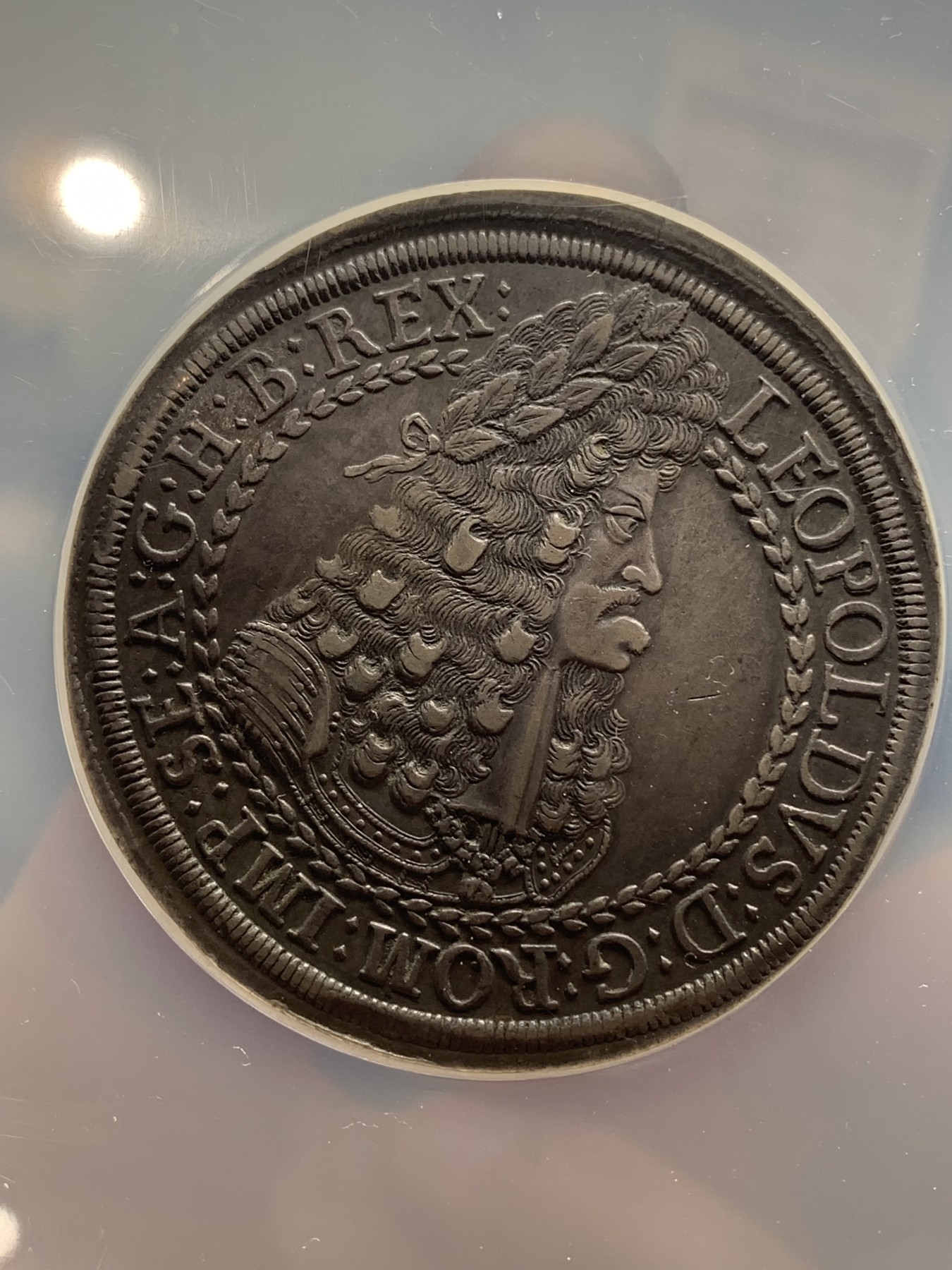 《竞宝斋》第224场-周日，周一，周二 3场 (全场包邮) NGC AU53 神圣罗马帝国 1686-96年 利奥波德一世 大波浪 2泰勒 57克的超大银币  原味好细节