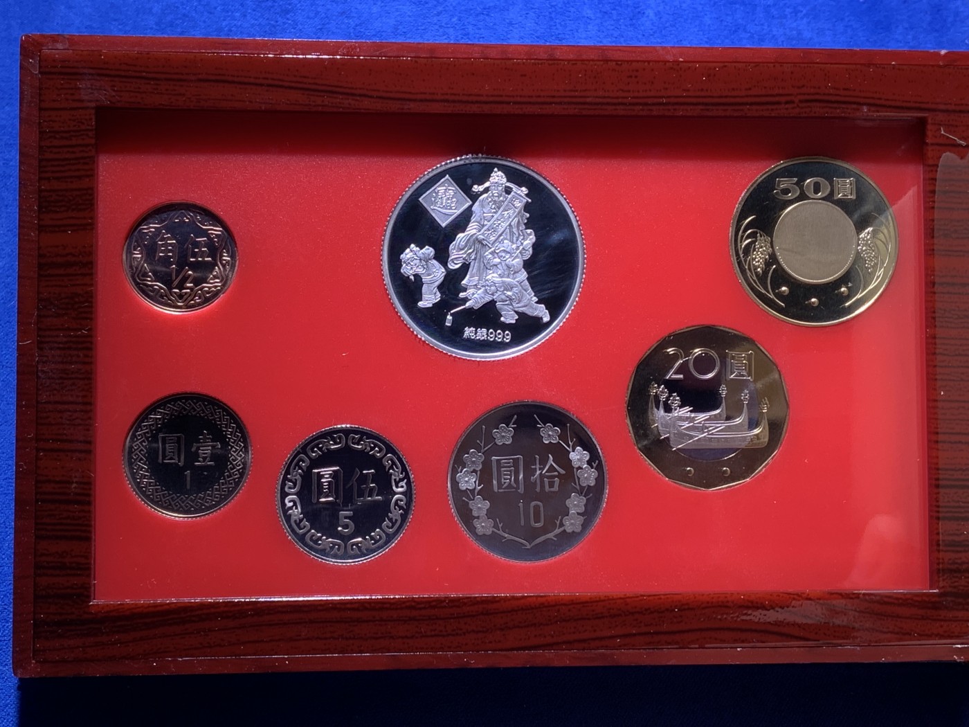 《竞宝斋》第224场-周日，周一，周二 3场 (全场包邮) 台湾省民国九十三年第一轮猴年精致套币 含二分之一盎司大银章 少见生肖 现在很难再运进来 市场价四百左右