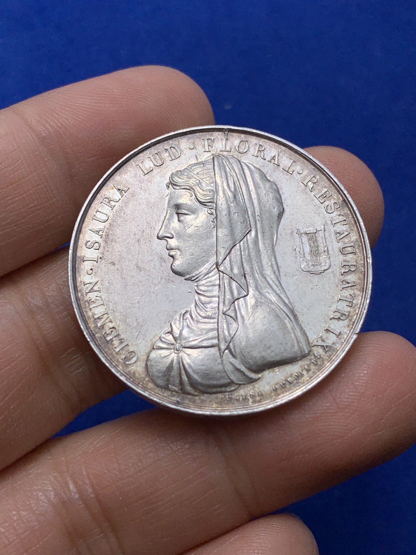 《竞宝斋》第224场-周日，周一，周二 3场 (全场包邮) 法国图卢兹花卉银质jeton，女诗人克莱门·伊索尔，17.9g，35.7mm，蜜蜂边铭银标（1860-1879）