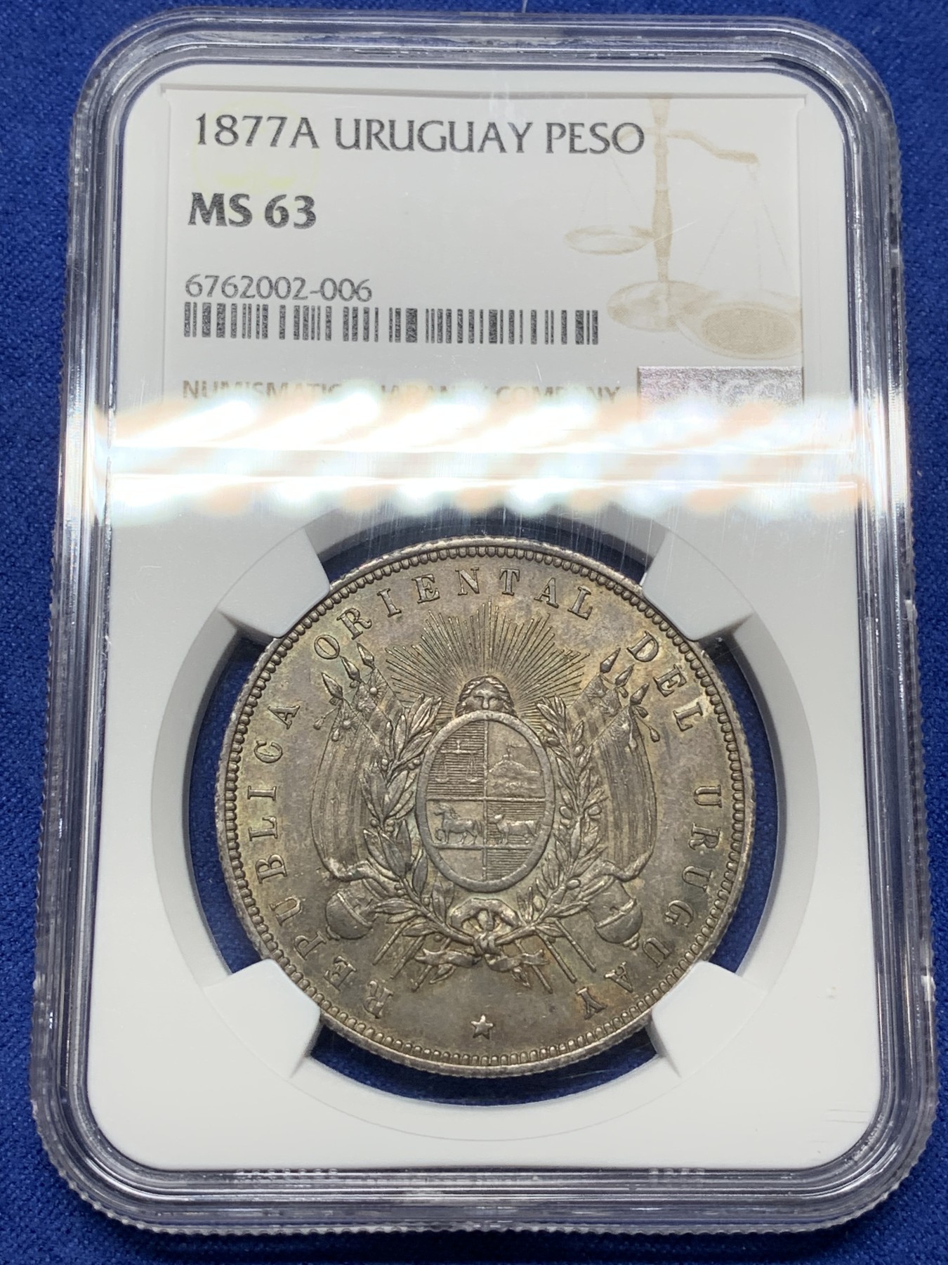 《竞宝斋》第224场-周日，周一，周二 3场 (全场包邮) NGC MS63 乌拉圭 1877年 国徽1比索 大银币 乌拉圭地缘所限 早期上MS的极少，XF的裸币成交价在1000左右，上升品种