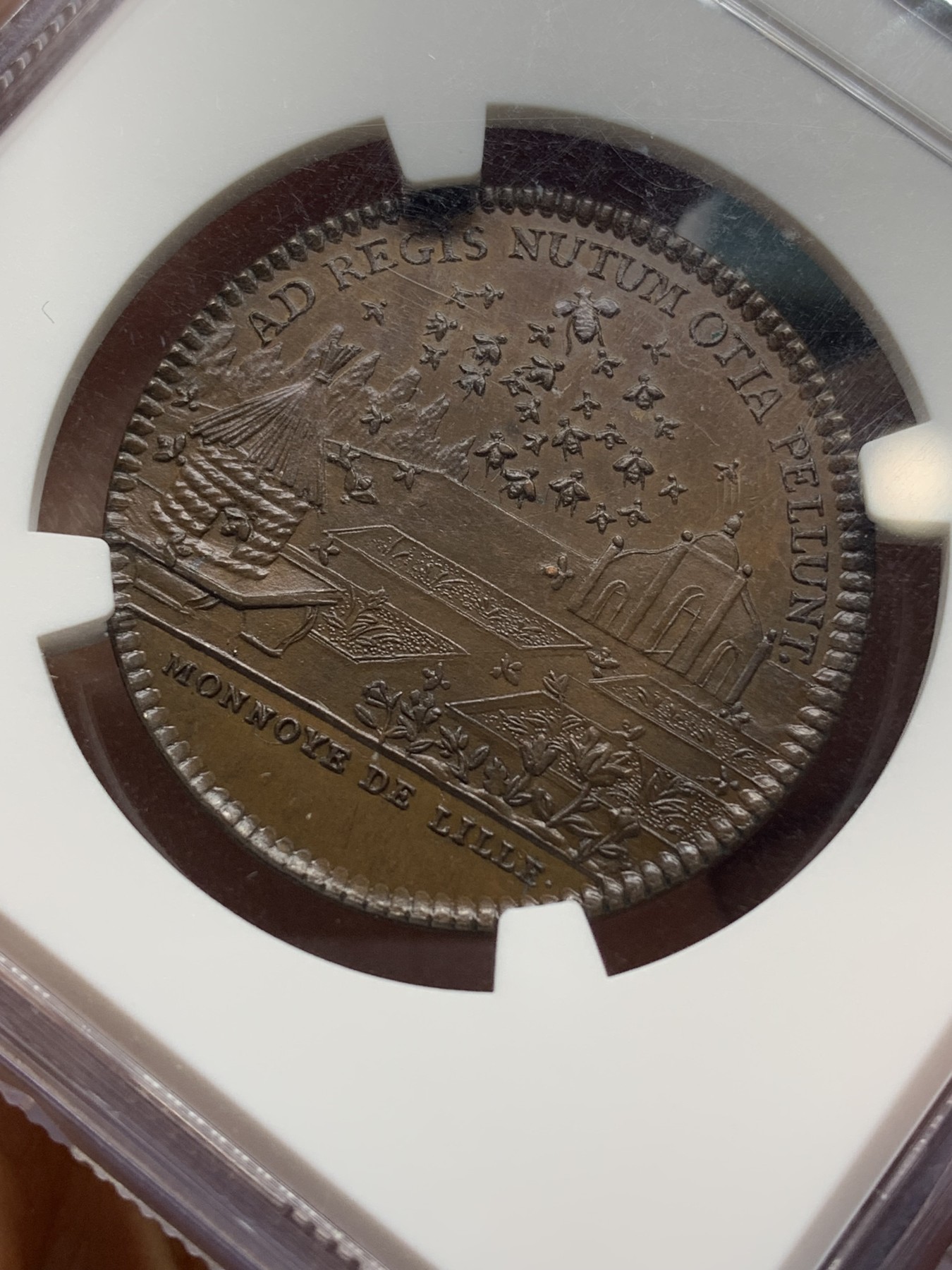 《竞宝斋》第224场-周日，周一，周二 3场 (全场包邮) 唯一冠军分 NGC MS66 法国铜代币 巧克力棕色包浆显示出彩虹光泽 设计绝美 雕刻精细 18世纪左右 正面丰饶角女神向法王路易十六致意 背面农场元素丰富