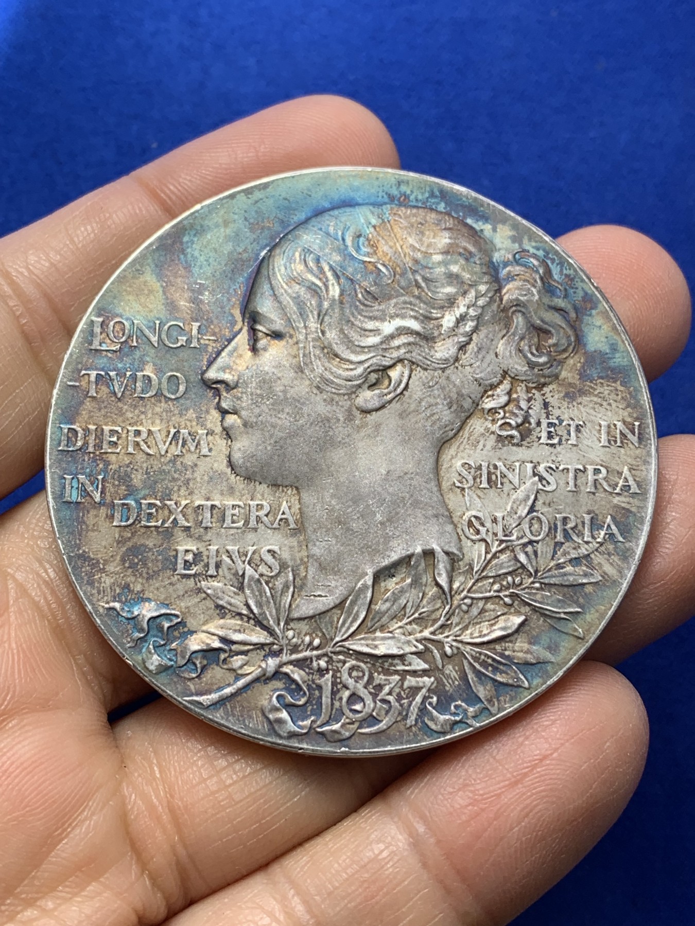 《竞宝斋》第224场-周日，周一，周二 3场 (全场包邮) 英国1897年维多利亚登基60周年纪念大银章 五彩包浆 55.7毫米 84.2克 细节见图