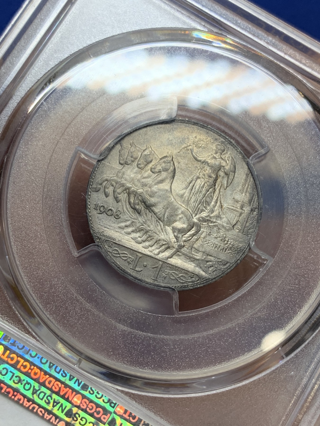 《竞宝斋》第224场-周日，周一，周二 3场 (全场包邮) PCGS-MS63 意大利 1908年伊曼纽尔三世 经典女神四马车 原味灰彩包浆 高品难遇 当前分数仅一枚 更高分仅4枚 此枚2018年HA拍卖成396美元 收藏级