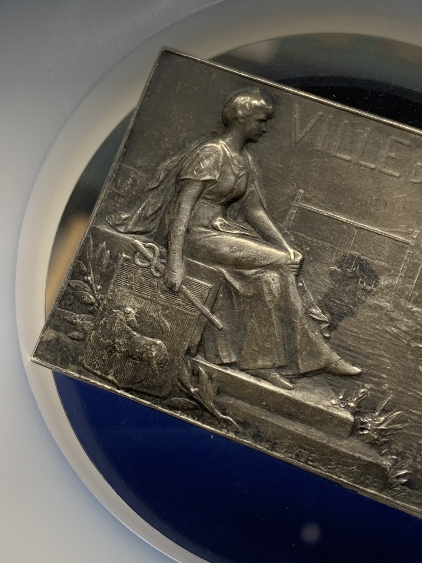 《竞宝斋》第224场-周日，周一，周二 3场 (全场包邮) NGC MS61 法国 鲁昂市 镀银通常 1900前后 莱斐伏尔 作品 梅拉德夫人静坐在塞纳河边 背面为三联城市景观图 44克 37X50mm 非常好