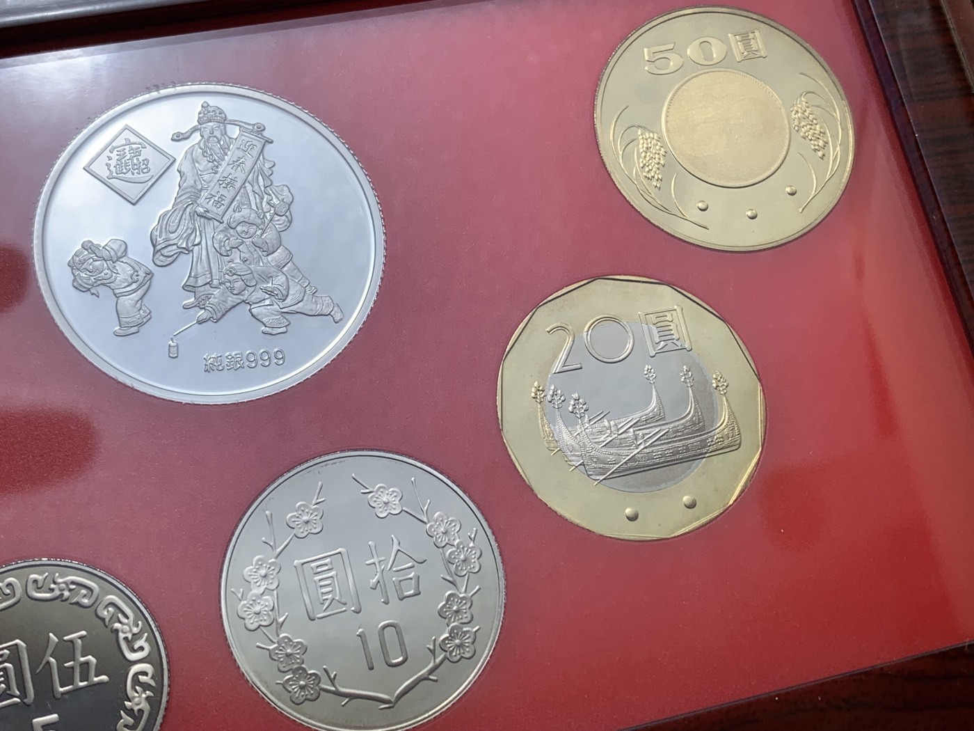 《竞宝斋》第224场-周日，周一，周二 3场 (全场包邮) 台湾省民国九十三年第一轮猴年精致套币 含二分之一盎司大银章 少见生肖 现在很难再运进来 市场价四百左右