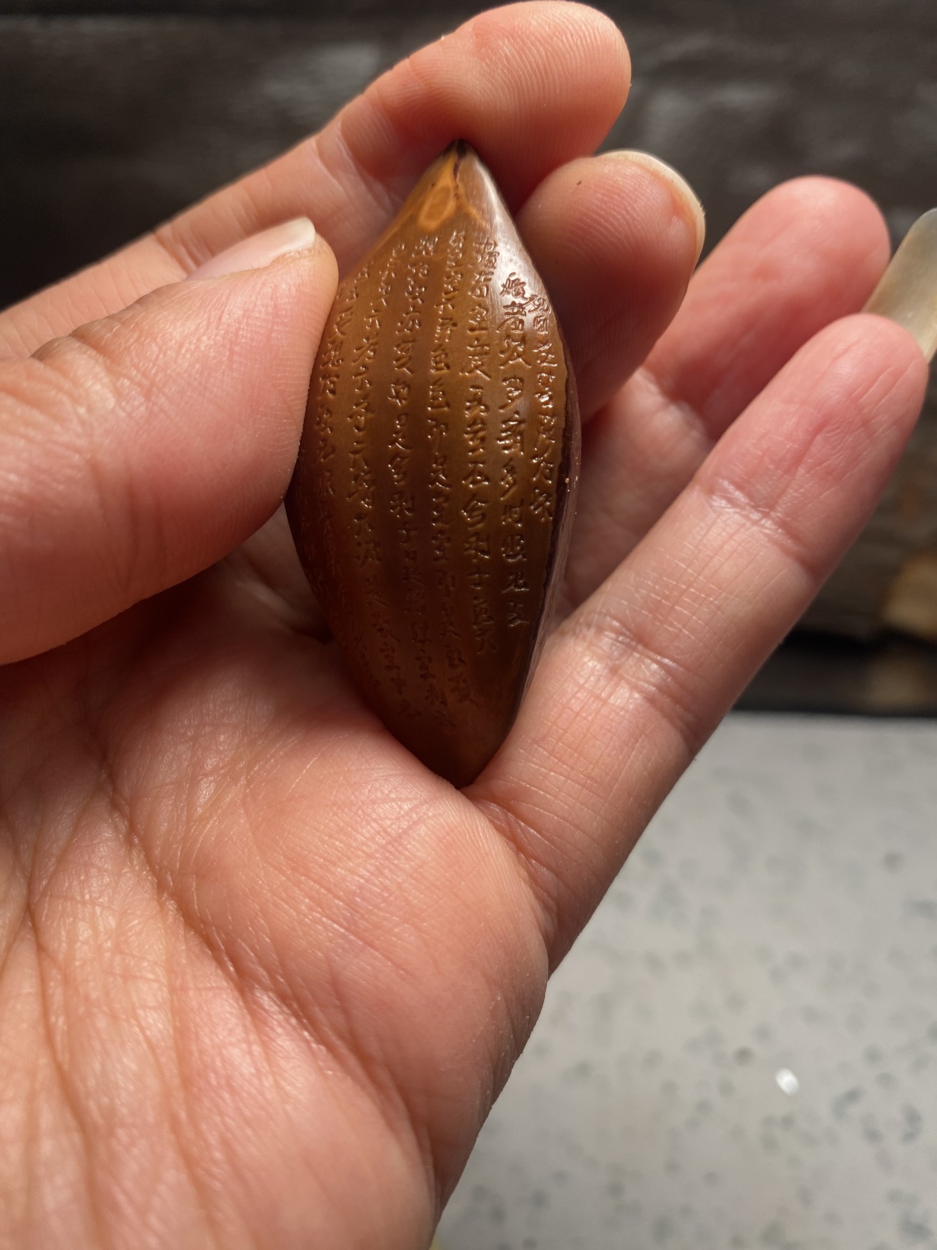 苏工核雕18年老工作室作品，诚信经营广交天下核友 福利苏工核雕纯手工巴西大核手作，般若，与众不同，非通货等待有缘人，尺寸2。7喜欢的来