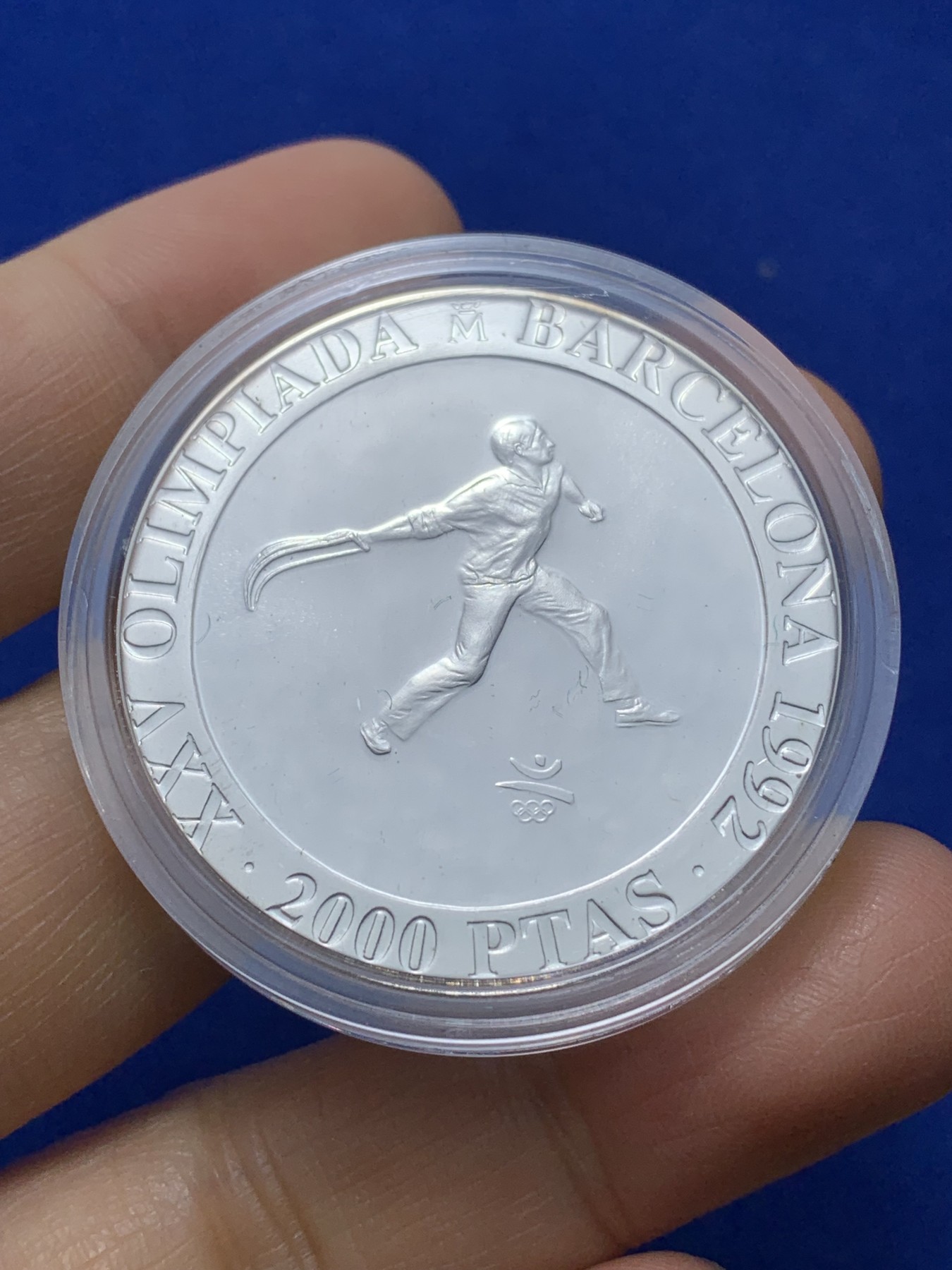 《竞宝斋》第224场-周日，周一，周二 3场 (全场包邮) 西班牙1992年 巴塞罗那奥运 2000比塞塔精制大银币 27克 925银 蓝盒