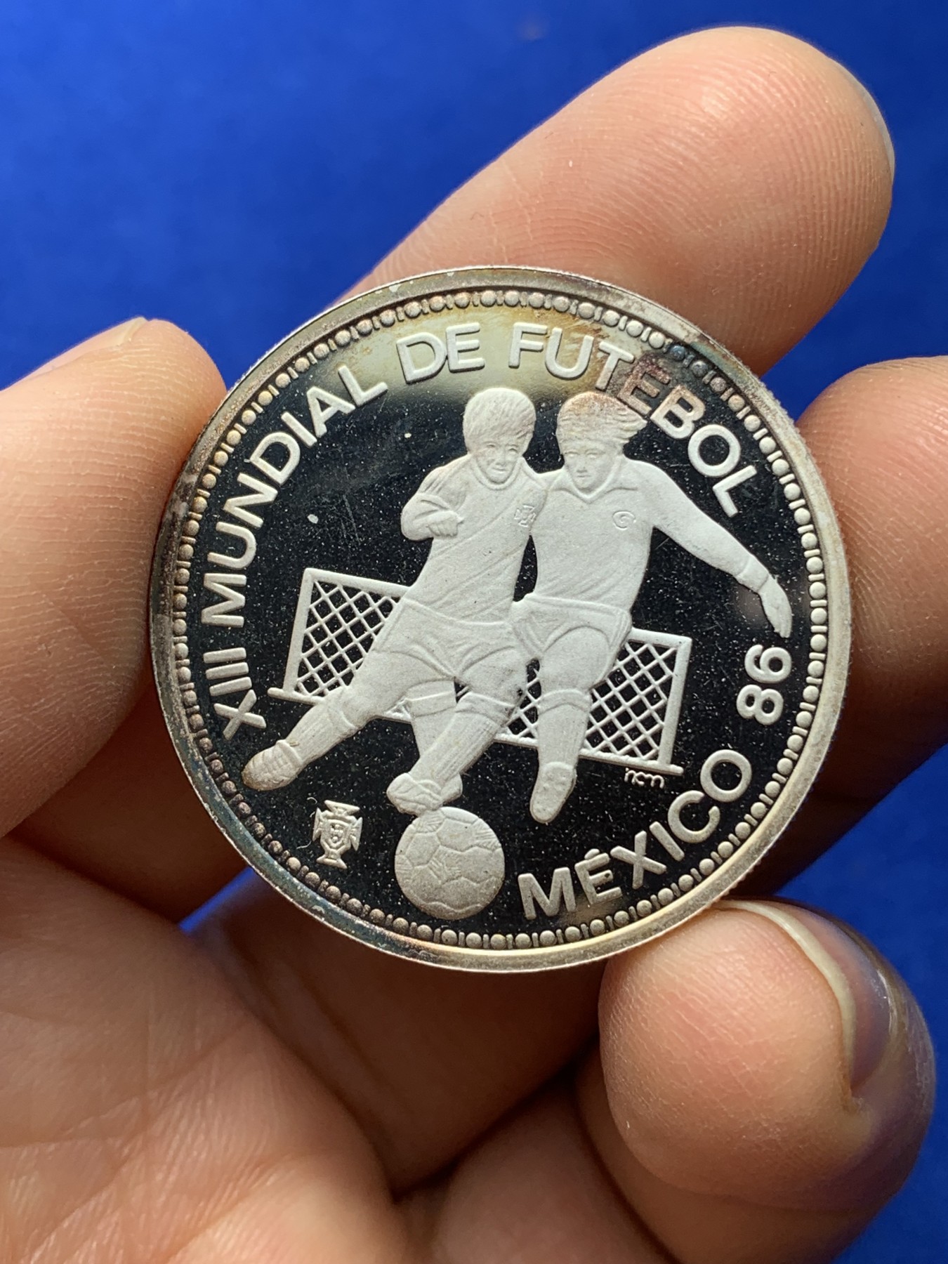 《竞宝斋》第224场-周日，周一，周二 3场 (全场包邮) 葡萄牙1986年墨西哥世界杯100埃斯库多精制银币，16.5g，0.925银，正面1点钟方向有点儿氧化彩，发行量仅2万枚