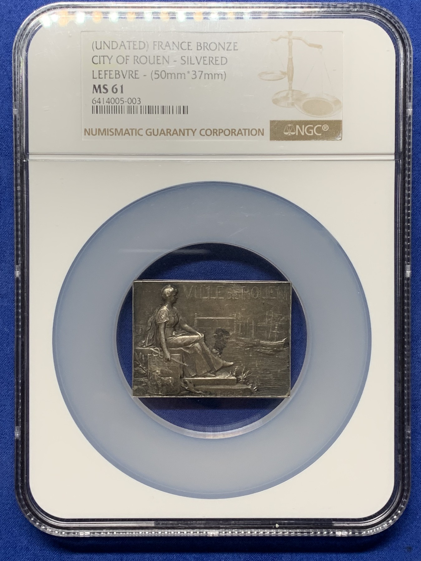 《竞宝斋》第224场-周日，周一，周二 3场 (全场包邮) NGC MS61 法国 鲁昂市 镀银通常 1900前后 莱斐伏尔 作品 梅拉德夫人静坐在塞纳河边 背面为三联城市景观图 44克 37X50mm 非常好