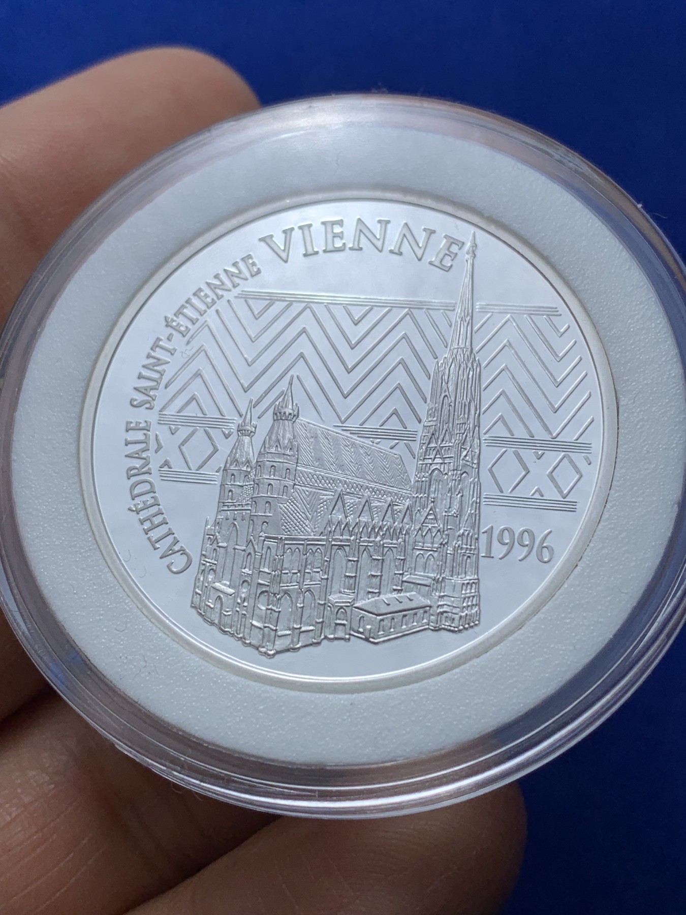 《竞宝斋》第224场-周日，周一，周二 3场 (全场包邮) 法国1996欧洲知名景点维也纳圣斯蒂芬大教堂100法郎精制银币 重22.2g 900银 37mm  发行20000枚