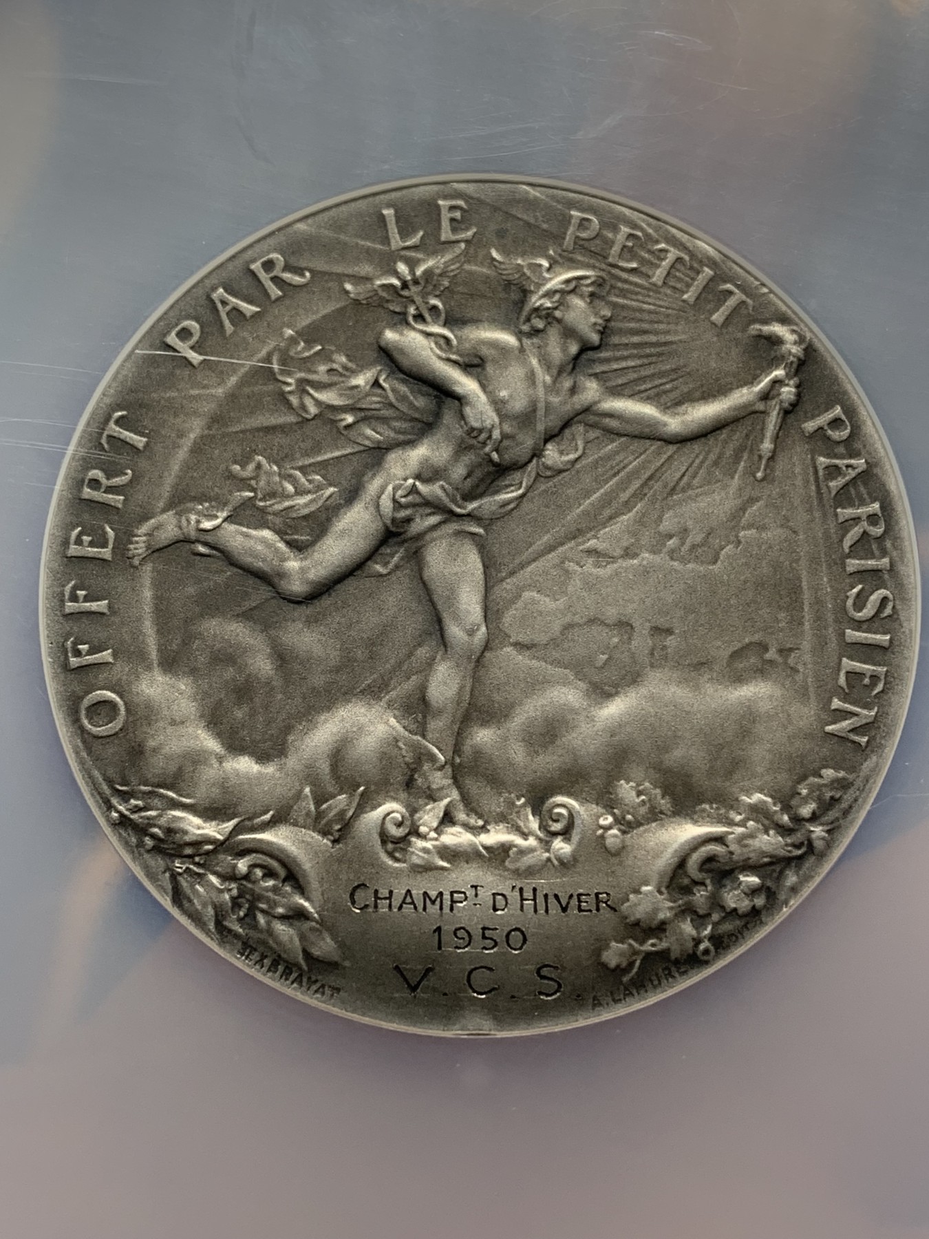 《竞宝斋》第224场-周日，周一，周二 3场 (全场包邮) NGC MS64 法国“小巴黎人”日报大银章，直径50mm，原味老包浆，把章的细节体现的淋漓尽致，前面女神举火炬；后面赫尔墨斯举火炬与女神前后呼应，肌肉线条有力，猪头银边铭，原版后刻字，1950年是后刻字！