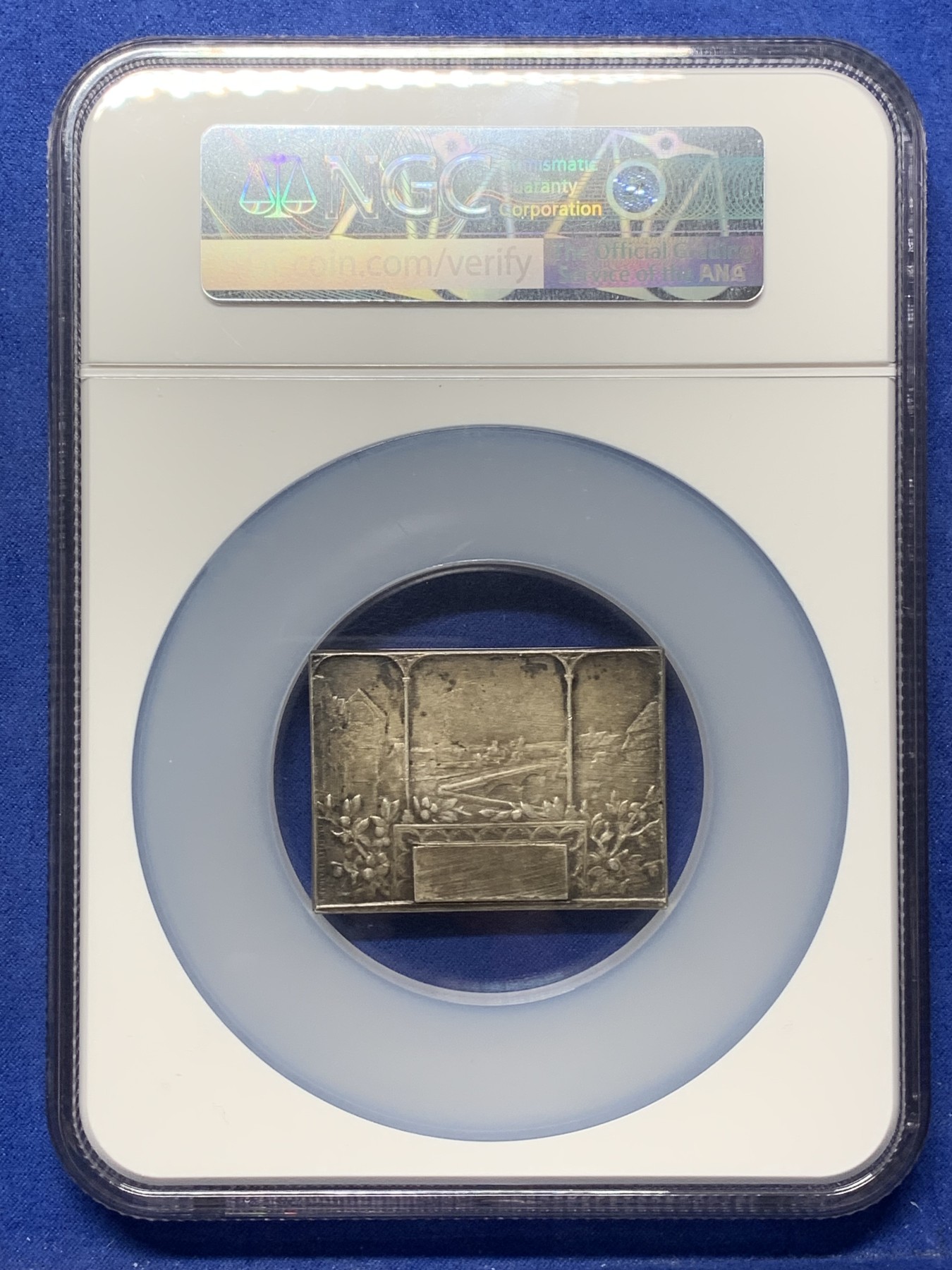 《竞宝斋》第224场-周日，周一，周二 3场 (全场包邮) NGC MS61 法国 鲁昂市 镀银通常 1900前后 莱斐伏尔 作品 梅拉德夫人静坐在塞纳河边 背面为三联城市景观图 44克 37X50mm 非常好