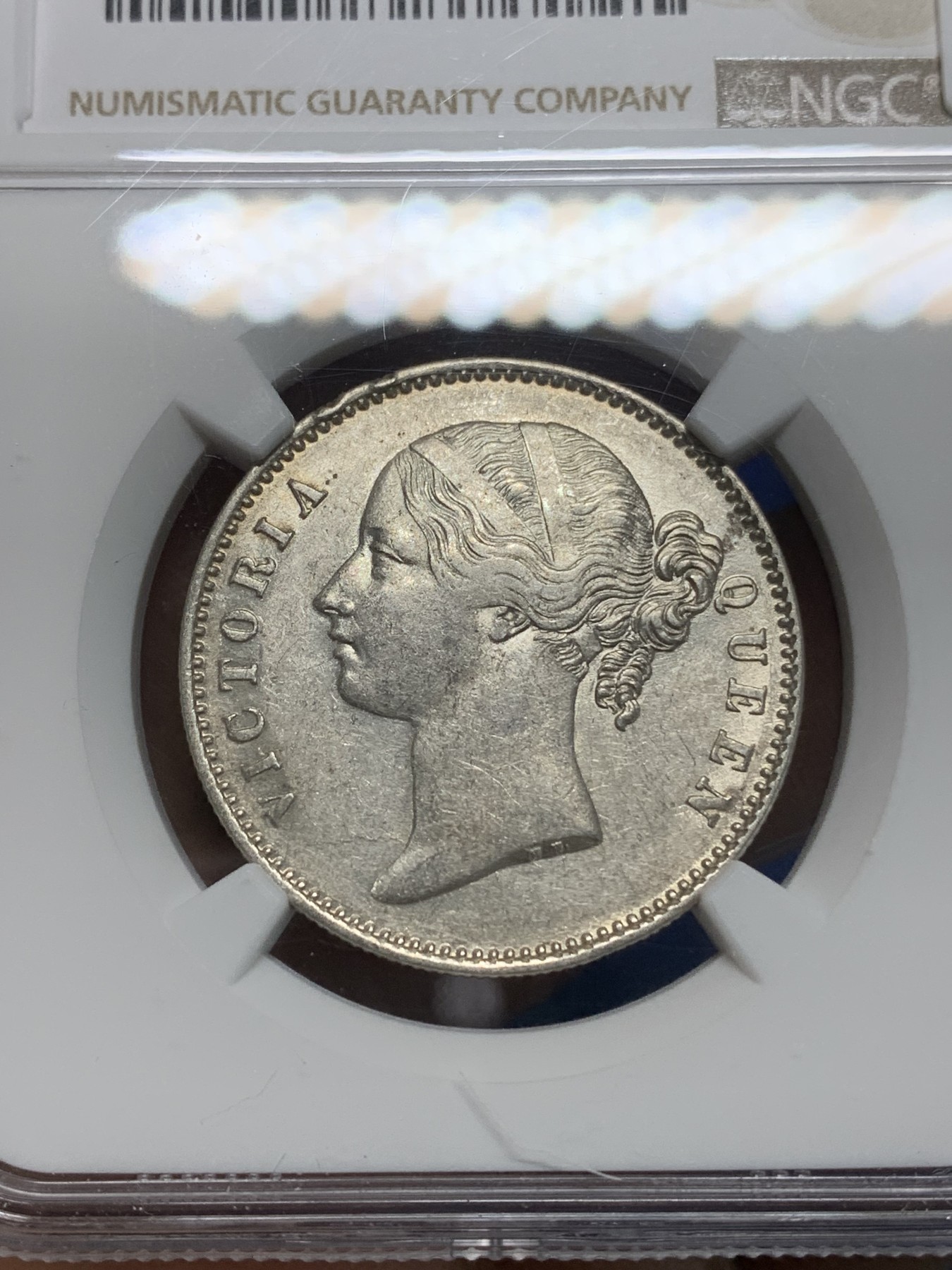 《竞宝斋》第224场-周日，周一，周二 3场 (全场包邮) NGC AUD 英属印度1840年维多利亚女王双辫1卢比银币